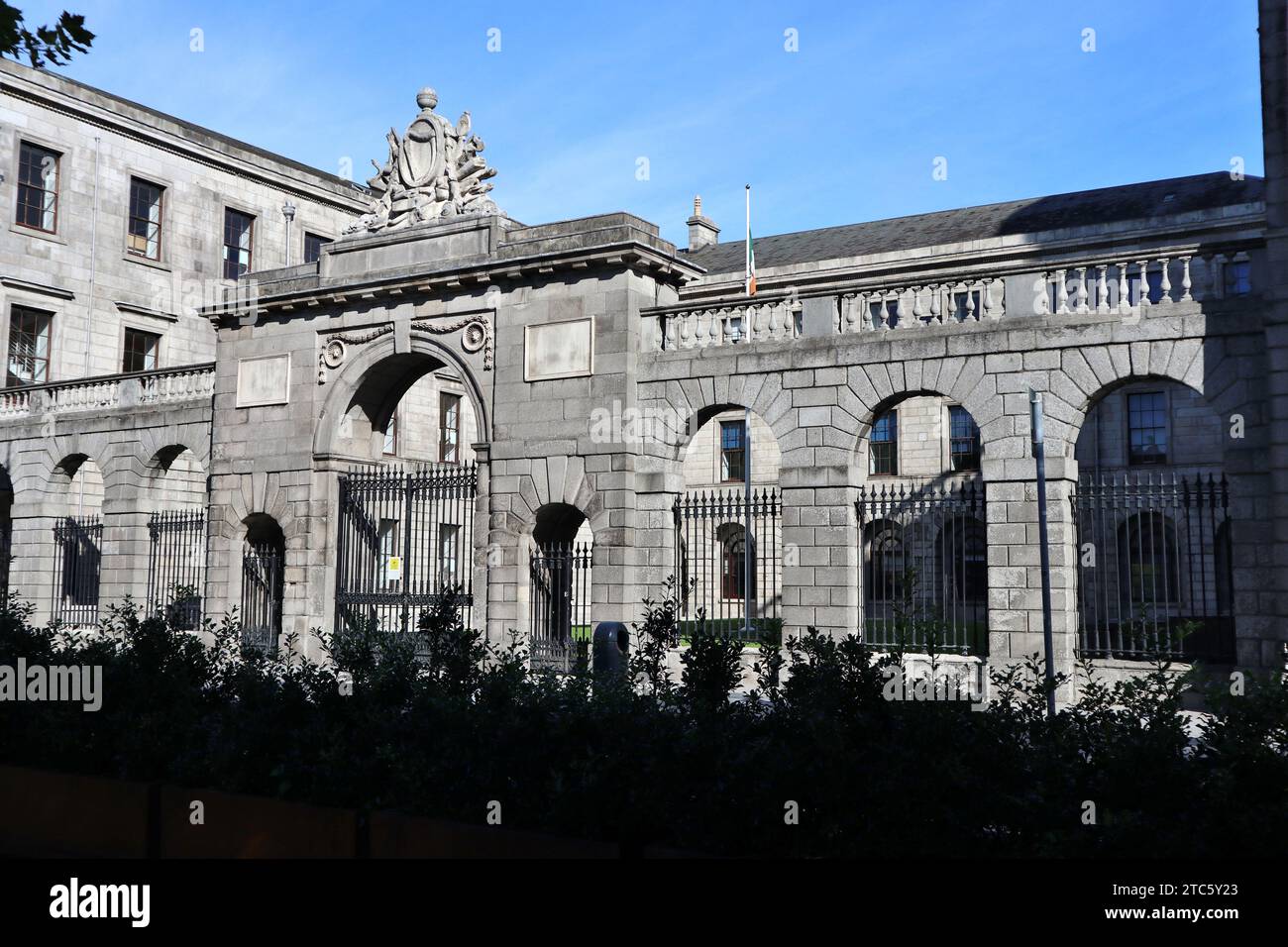 Dublino - Scorcio del Palazzo dei Quattro Tribunali da Inns Quay Stockfoto