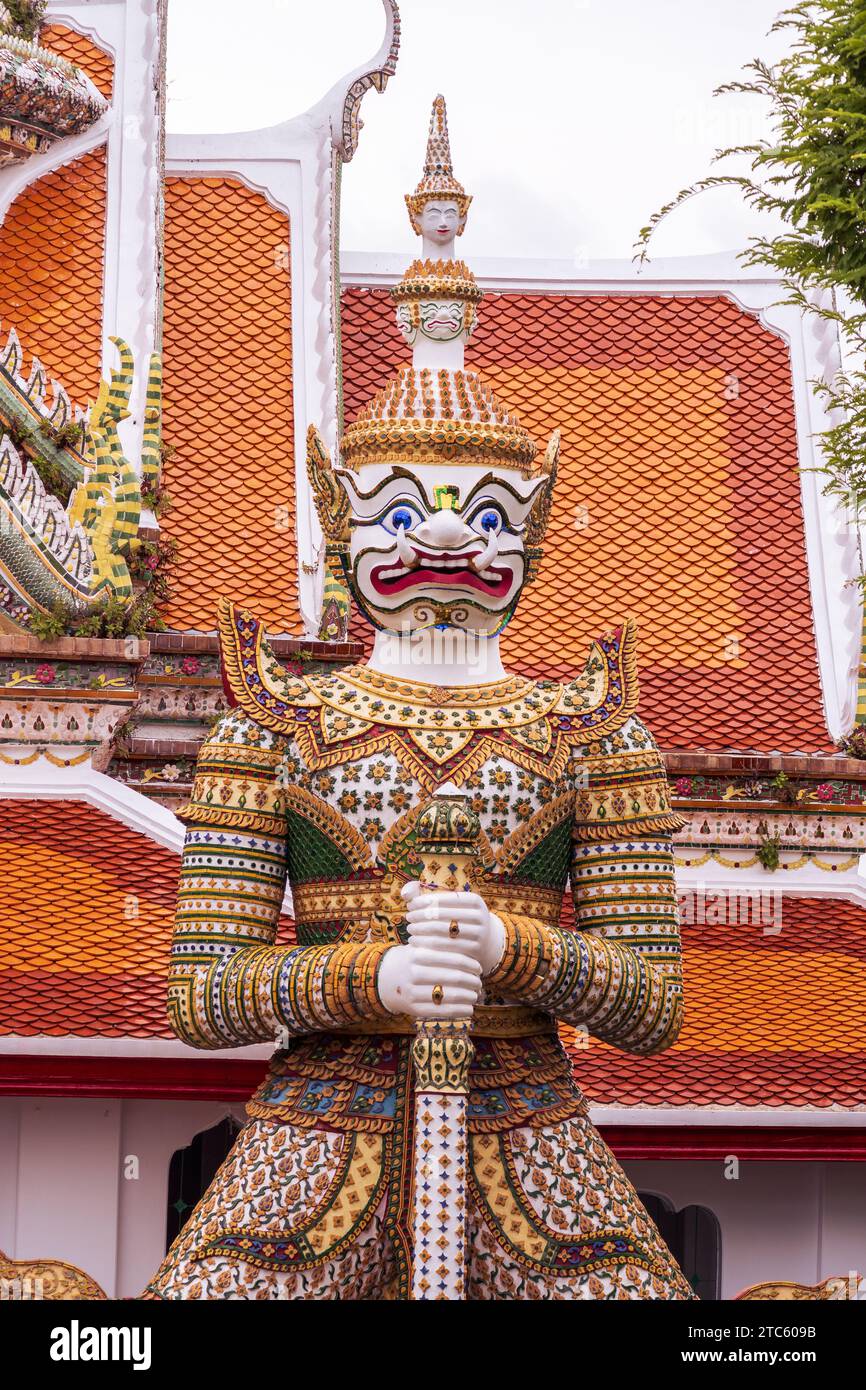 Decor Elements Wat Arun gehört zu den bekanntesten Wahrzeichen Thailands. Tempel der Morgenröte berühmtes Touristenziel in Bangkok. Stockfoto