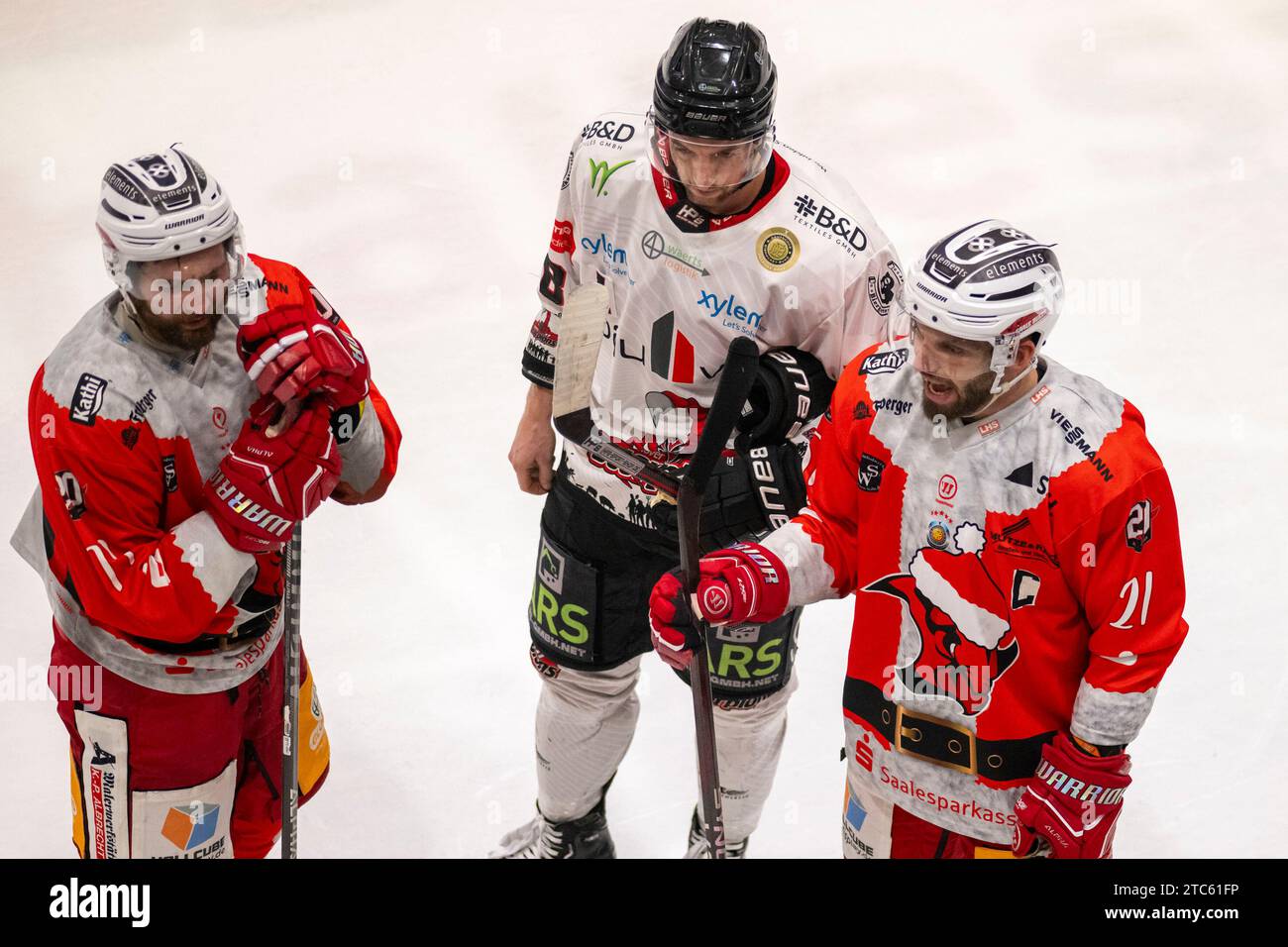 Halle, Deutschland. Dezember 2023. Halle, Deutschland 10. Dezember 2023: Eishockey Oberliga Nord - 2023/2024 - 22. Sp. - MEC Halle-Saale Bulls vs. Hannover Scorpions v.li.Thomas Merl (Halle), Alexander Heinrich (Hann.Scorpions) und Patrick Schmid (Halle) Credit: dpa/Alamy Live News Stockfoto