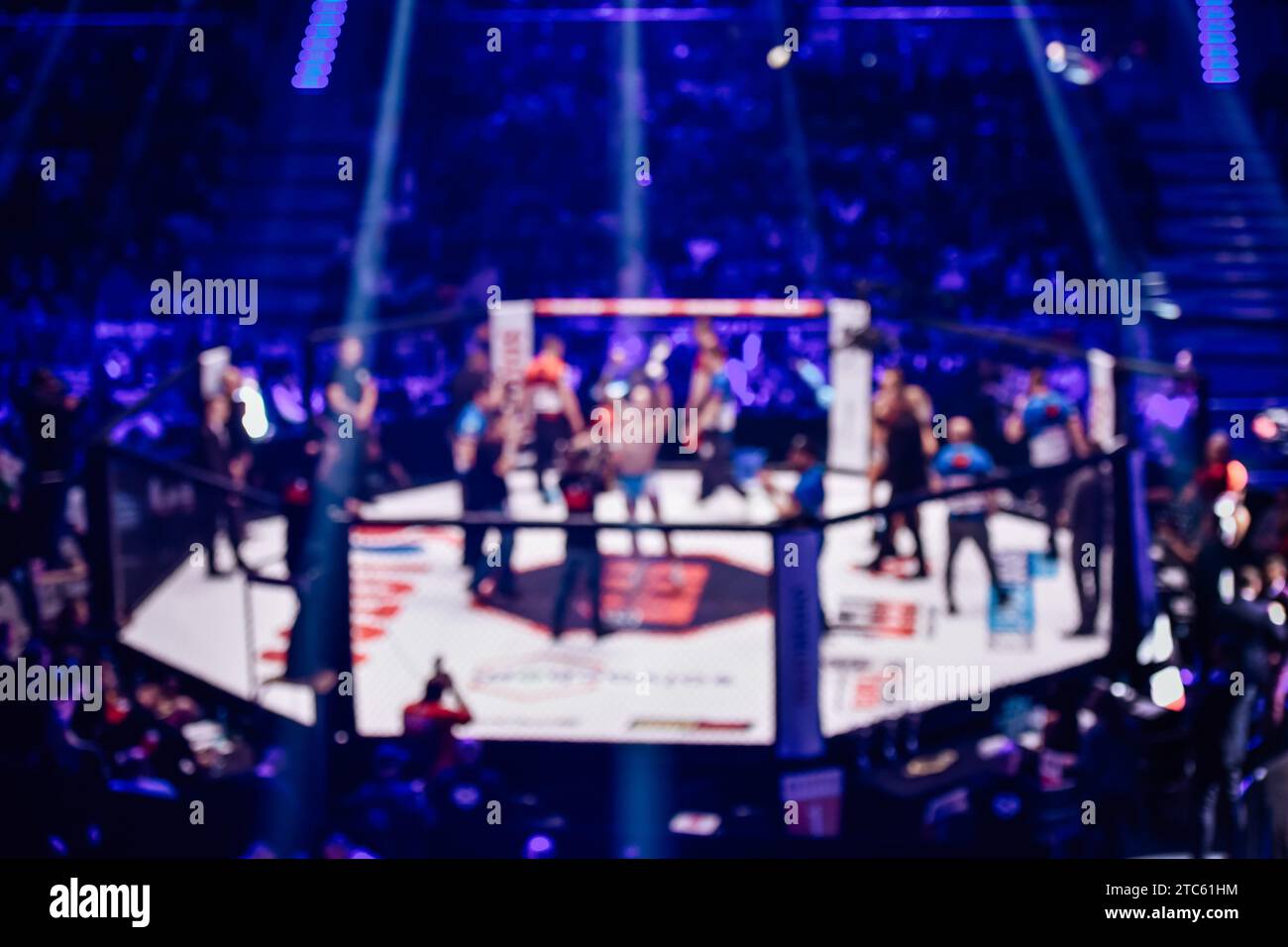 Verschwommener Hintergrund des mma Kampfrings mit Fighter Champion Dekoration Stockfoto