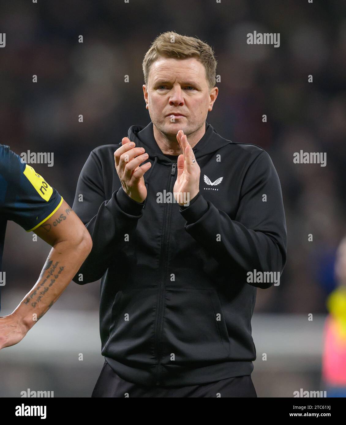London, Großbritannien. 10. Dezember 2023 - Tottenham Hotspur gegen Newcastle United - Premier League - Tottenham Hotspur Stadium. Newcastle Manager Eddie Howe applaudiert den Reisenden Fans nach der Niederlage bei Spurs. Bildnachweis: Mark Pain / Alamy Live News Stockfoto