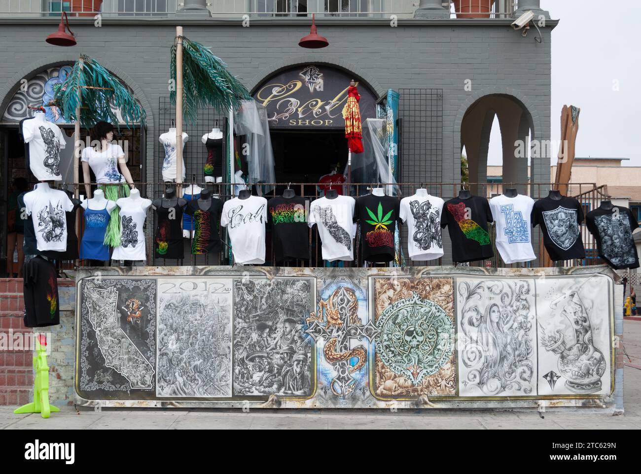 Eine Vielzahl von T-Shirts in verschiedenen Farben und Designs, die an einem Straßenstand in Venice Beach ausgestellt werden Stockfoto