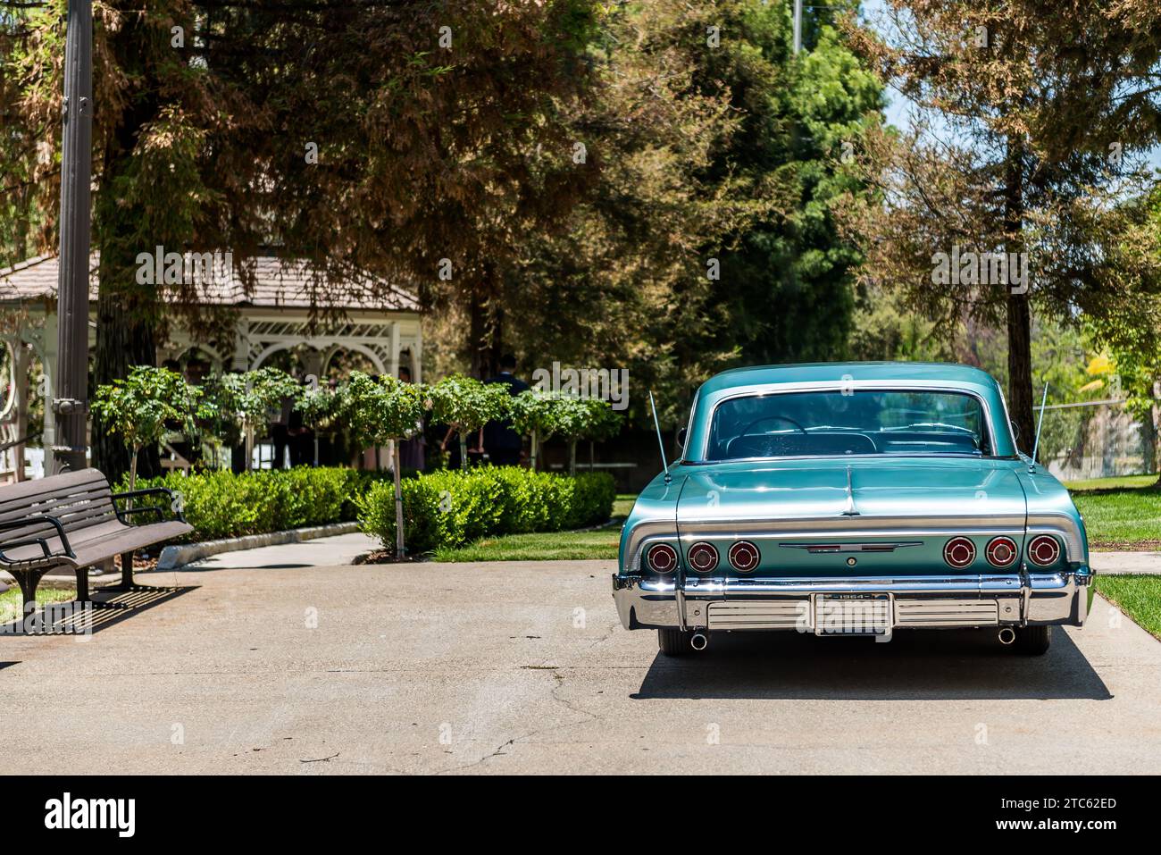 Ein klassisches amerikanisches Auto parkt an einem sonnigen Tag vor einem traditionellen viktorianischen Haus Stockfoto