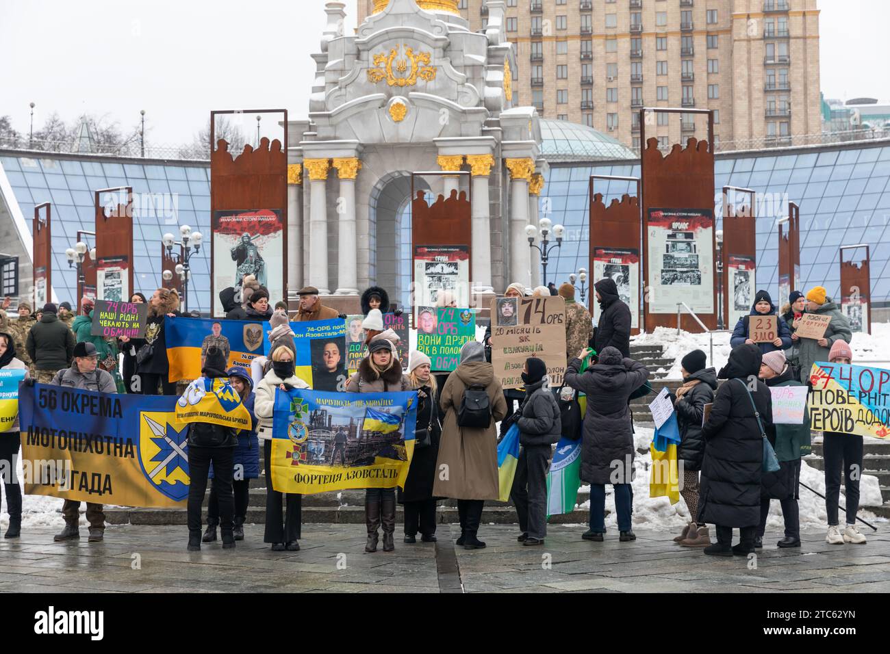 Familien und Verwandte der Kriegsgefangenen der Asovstal-Verteidiger werden mit Plakaten auf der Hauptstraße der ukrainischen Hauptstadt Chreshtschatjk gesehen Stockfoto