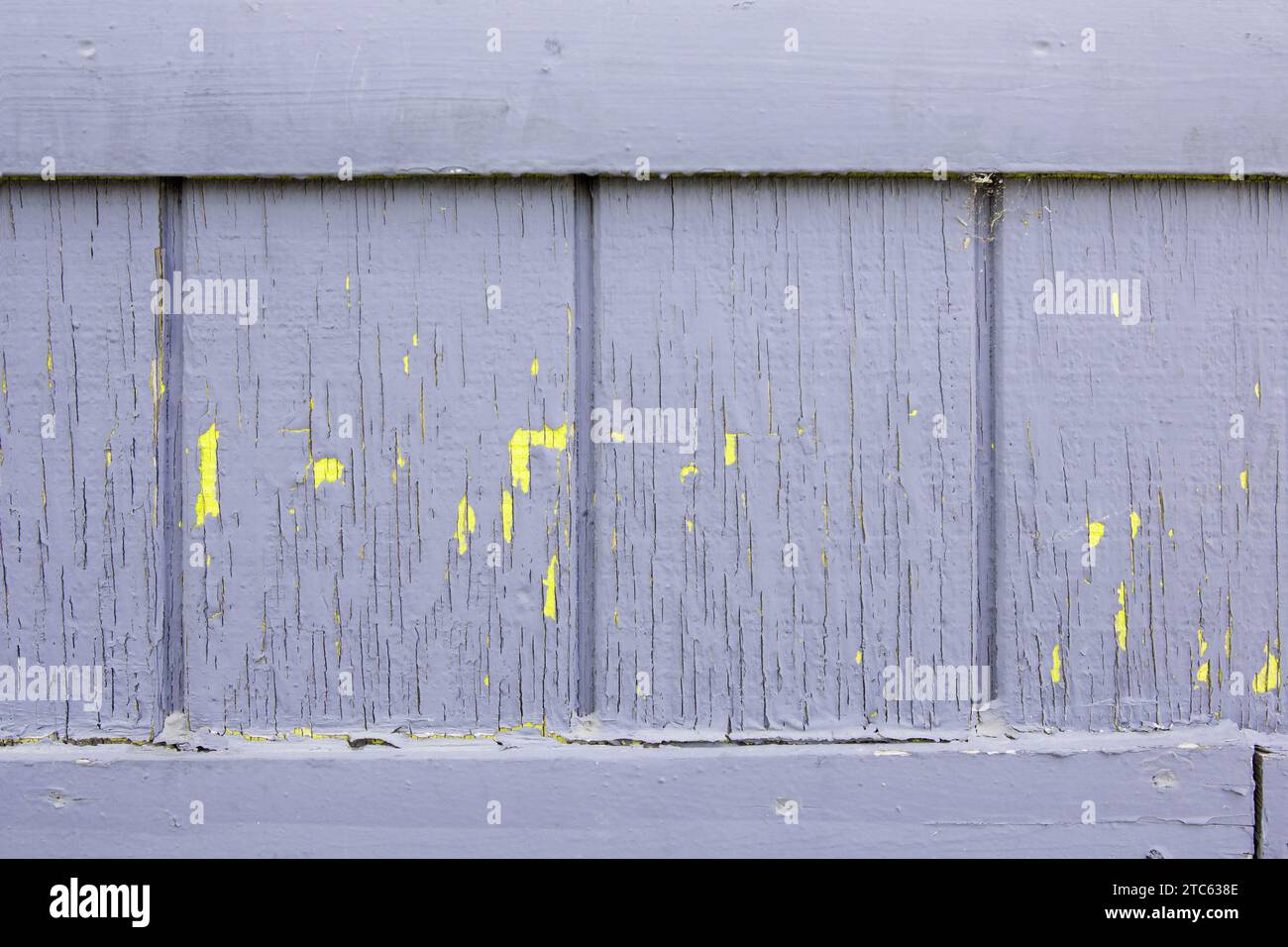 Hintergrund und Textur aus lilafarbenem oder lilafarbenem Vintage-Holz mit abblätternder Farbe. Stockfoto