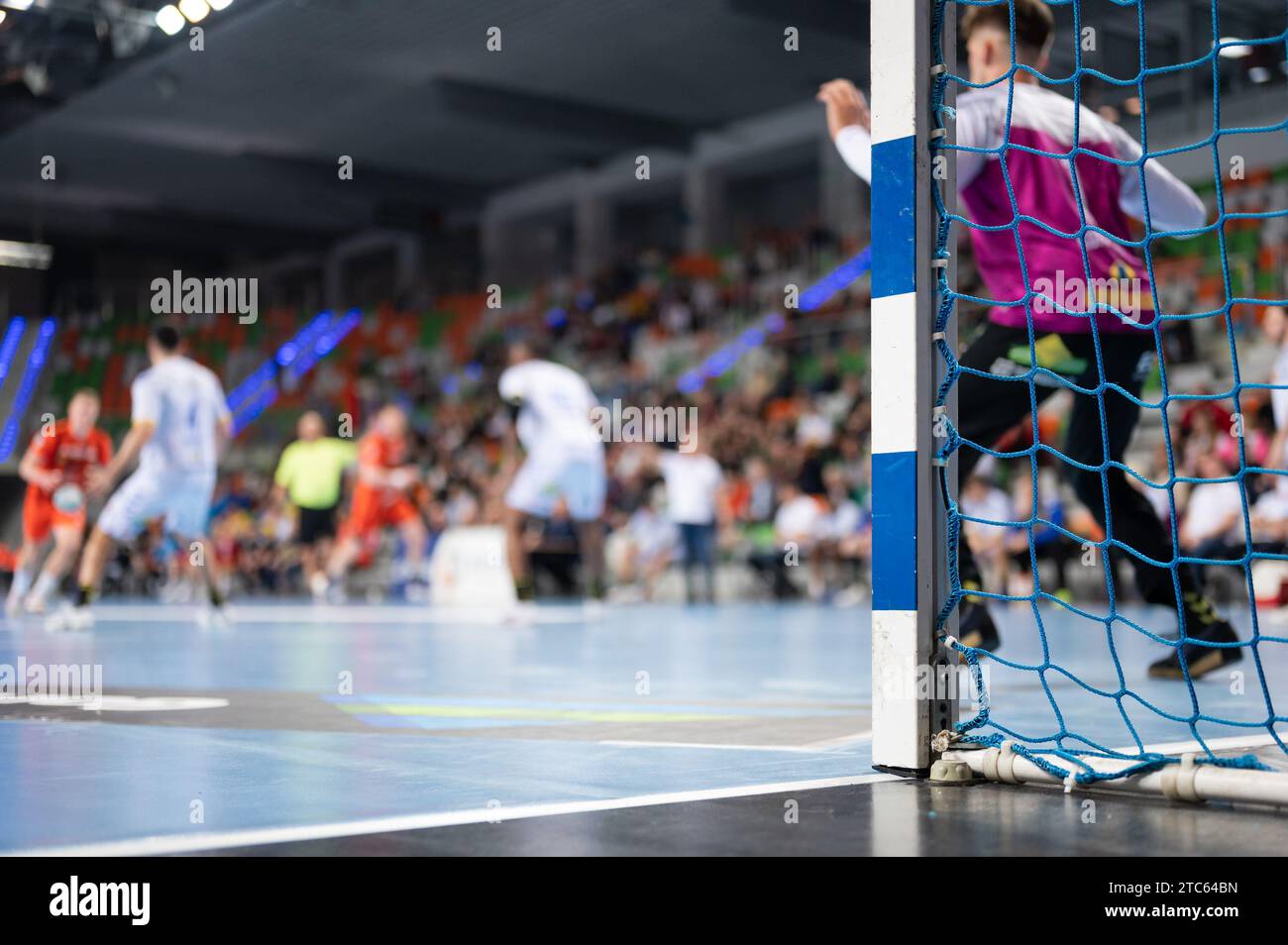 Detail des Handball-Torpfosten mit Netz und Spielern im Hintergrund. Stockfoto