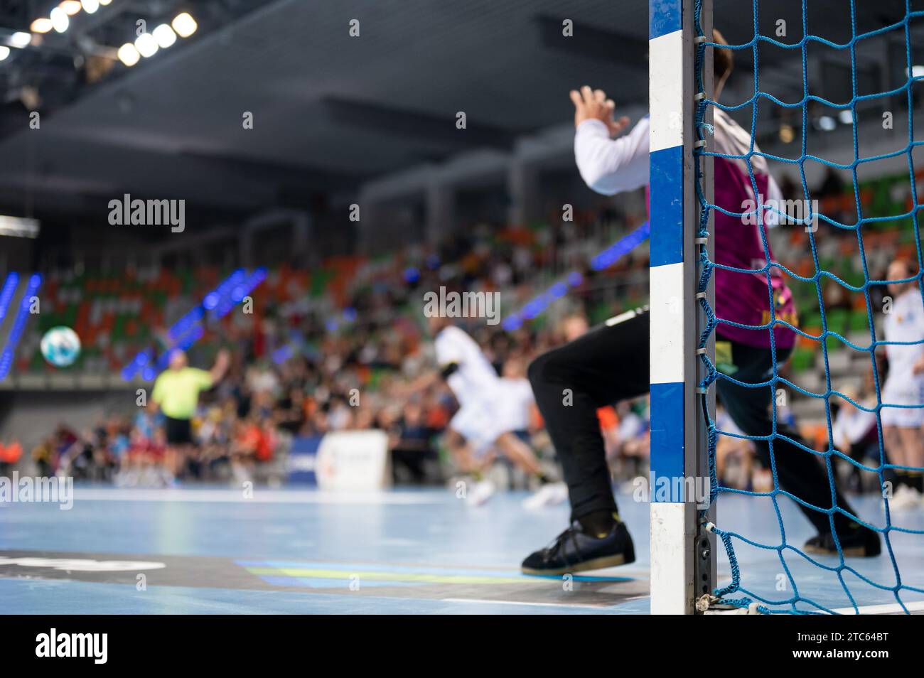 Detail des Handball-Torpfosten mit Netz und Spielern im Hintergrund. Stockfoto