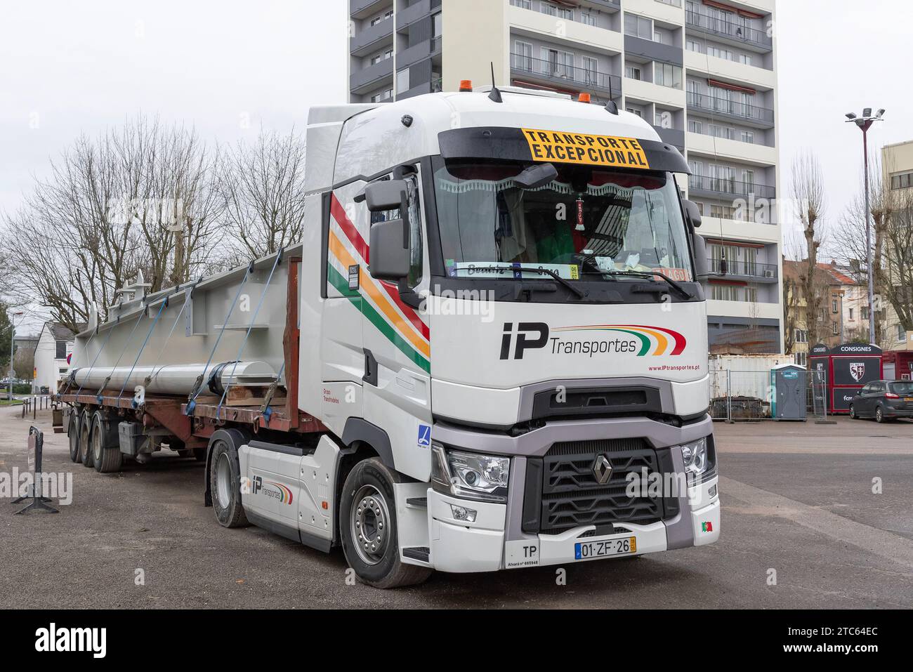 Metz, Frankreich - Weißer Lkw Renault Trucks T 480 auf der Straße geparkt. Stockfoto
