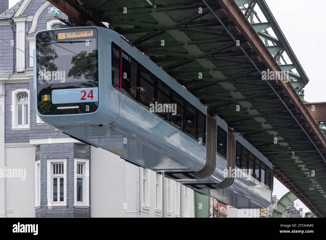 Wuppertal - 17. Juli 2020 : Blaue Wuppertaler Schwebebahn WSW GTW Generation 15. Stockfoto