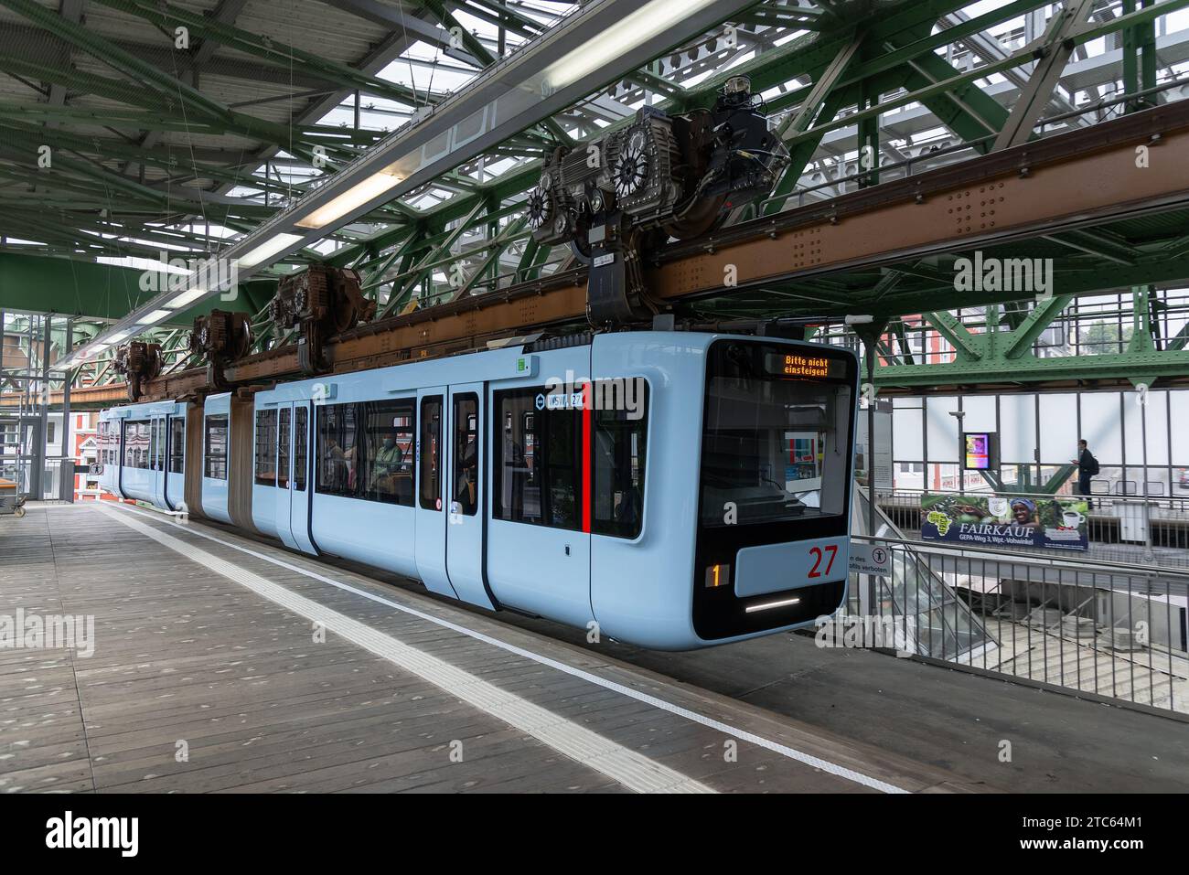 Wuppertal – Blaue Wuppertaler Schwebebahn WSW GTW Generation 15 im Bahnhof Vohwinkel. Stockfoto
