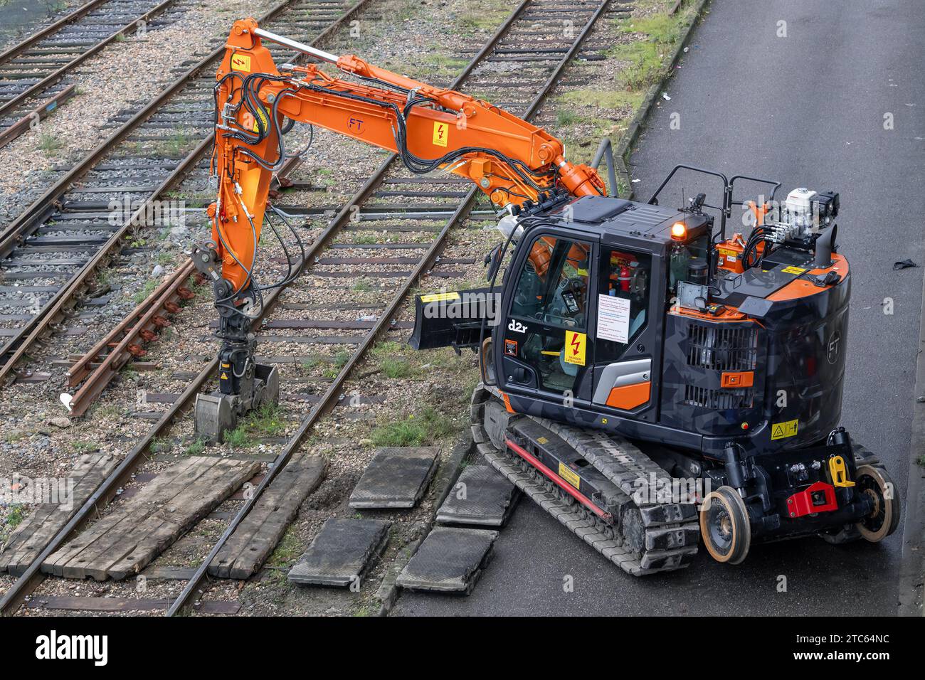 Nancy, Frankreich – Orange und grau Raupenbagger D2R ZX135C PRR im Bahnbetriebswerk Nancy. Stockfoto