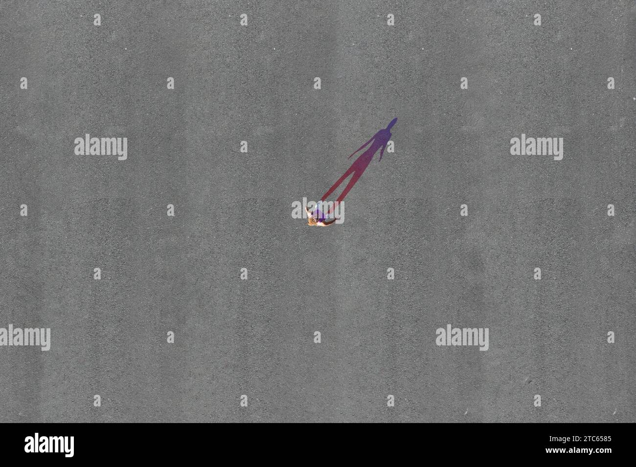 Konzeptuelles Luftbild einer jungen Frau für einen internationalen Frauentag Stockfoto