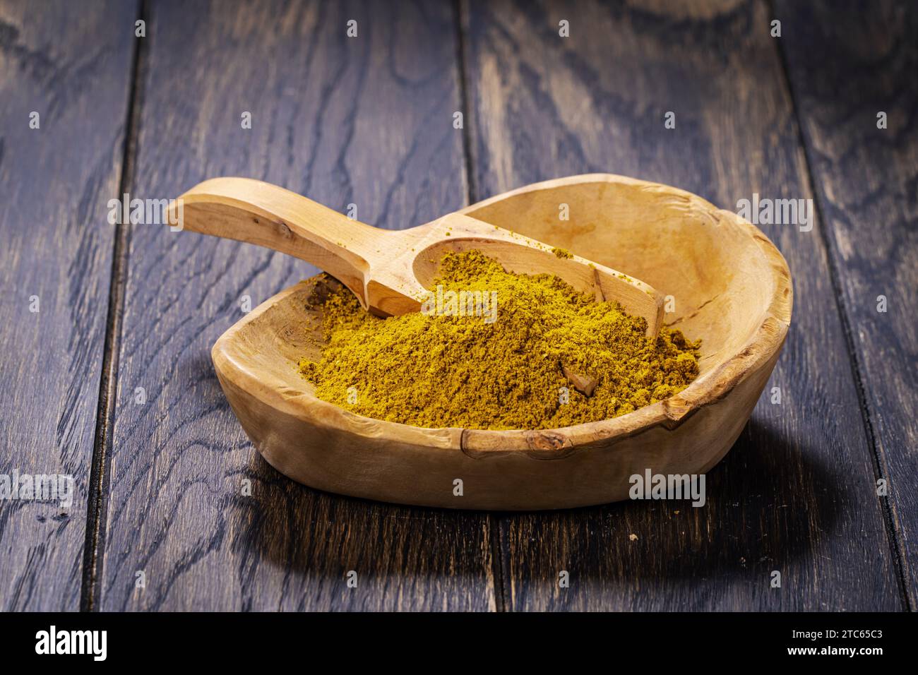 Currymahlen werden in einer Holzschale auf dem Tisch Gewürzmischung zubereitet Stockfoto