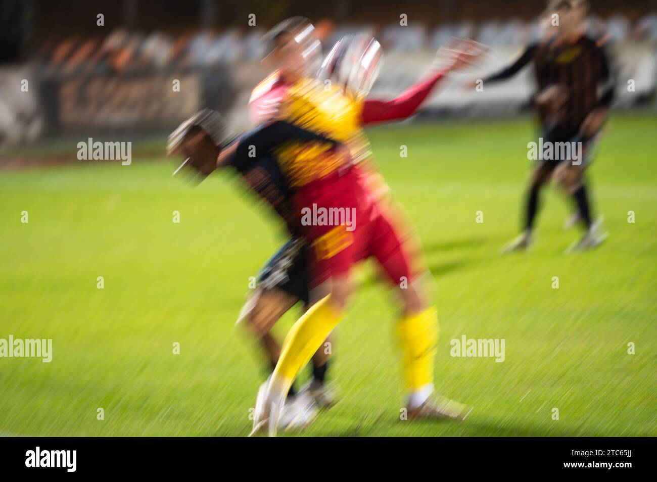 Fußballspieler mit Ball während des Spiels – verschwommene Bewegung aufgrund langer Belichtung Stockfoto