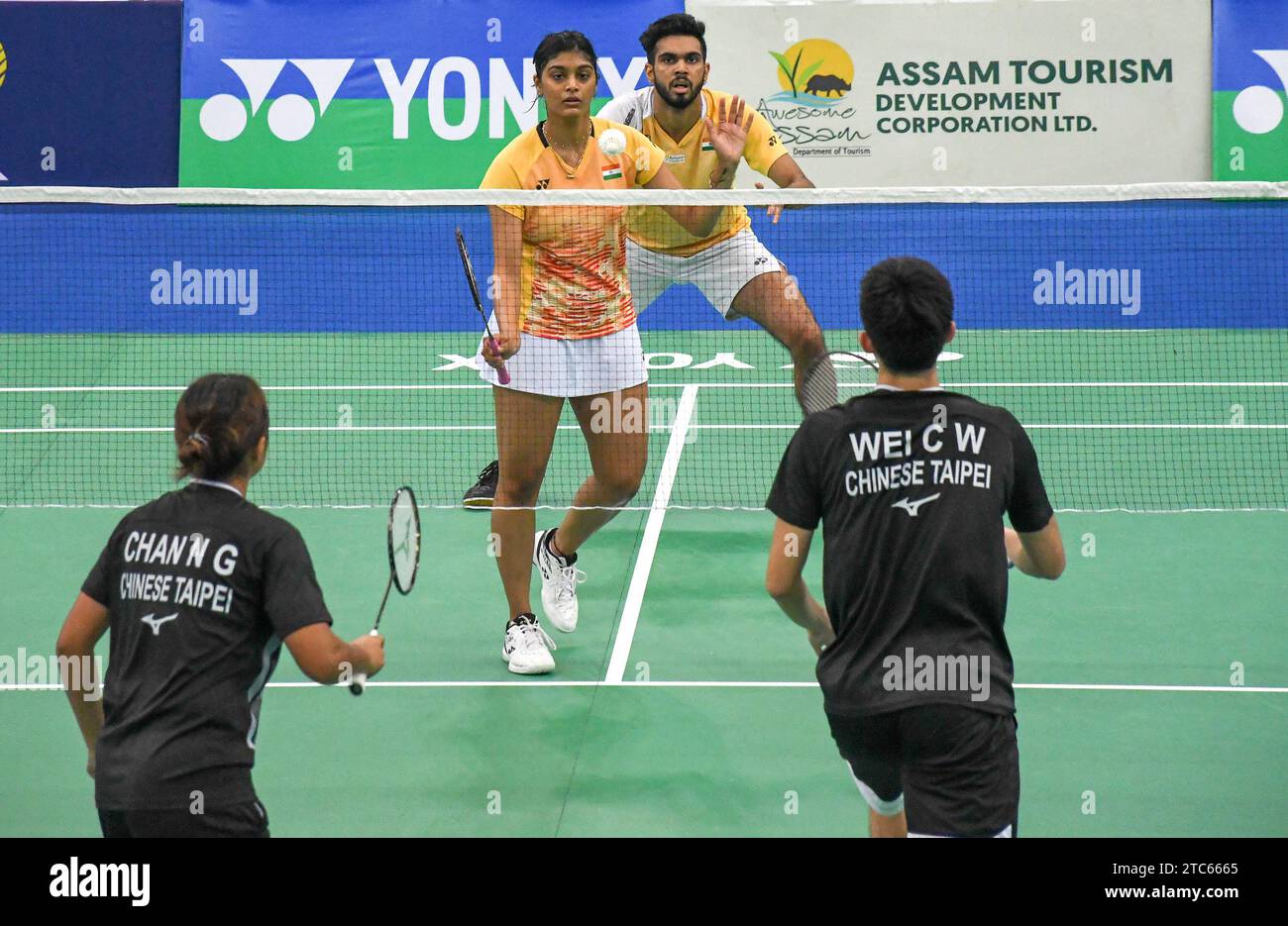 Guwahati, Indien. Dezember 2023. Wei Chun Wei und Nicole Gonzales Chan aus Chinesisch Taipeh treten am zweiten Tag des Yonex-Sunrise Guwahati Masters Super 100 Mix mit Dhruv Kapila und Tanisha Crasto aus Indien an. Dhruv Kapila und Tanisha Crasto gewannen 23-21, 16-21, 21-16 das Guwahati Masters 2023 ist ein BWF Super 100 Turnier, das vom 5.-10. Dezember 2023 ausgetragen wird. Sie ist mit einem Preisgeld von insgesamt 100 000 US-Dollar ausgestattet. (Foto: Biplov Bhuyan/SOPA Images/SIPA USA) Credit: SIPA USA/Alamy Live News Stockfoto