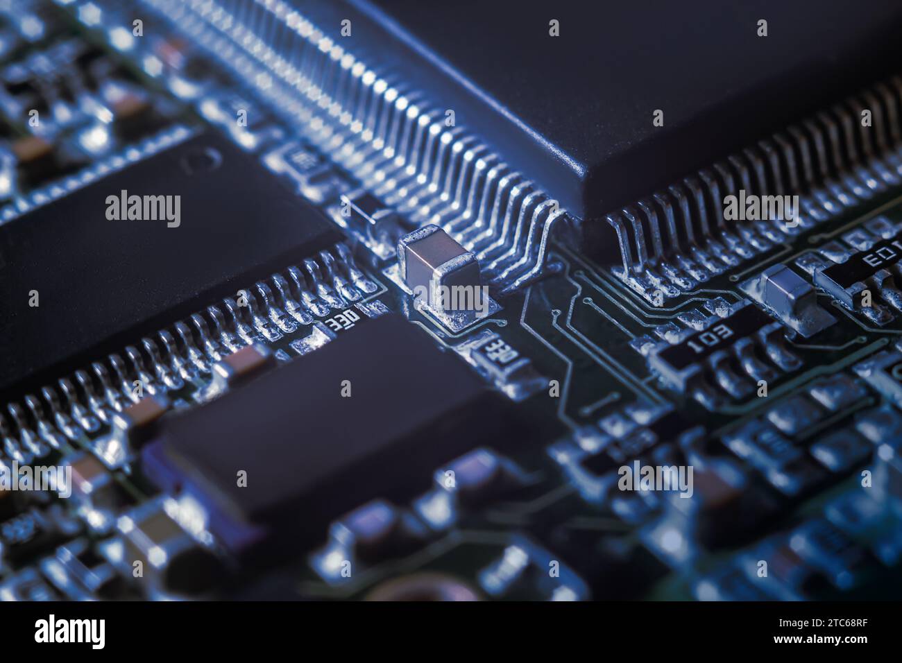Moderne elektronische Leiterplatte mit Prozessor, integrierten Schaltungen und passiven SMD-Bauteilen aus nächster Nähe. Technologischer Hintergrund Stockfoto