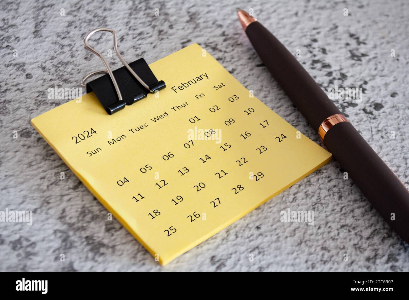 Februar 2024 Kalender auf Haftnotizen. Kalenderkonzept. Stockfoto