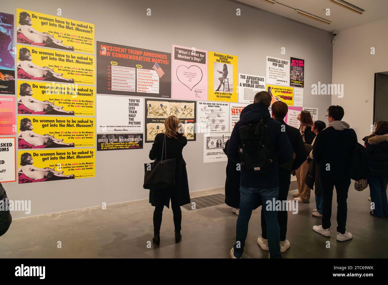 Guerilla Girls Ausstellung, Tate Modern Art Gallery, London, Großbritannien Stockfoto