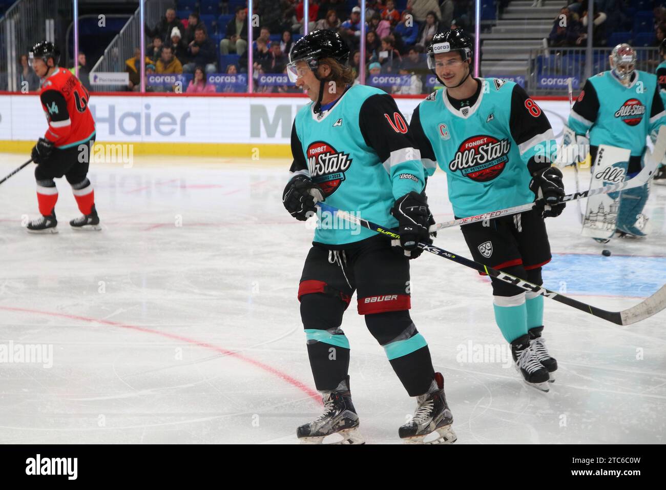 Sankt Petersburg, Russland. Dezember 2023. Div Bobrova Hockey Club-Spieler Aleksandr Mostovoi (10), der während des KHL All-Star Game in Aktion war, um den dritten Platz zwischen Div Bobrova und Div Chernysheva in der SKA Arena. (Endpunktzahl; Div Bobrova 7:4 Div Chernysheva) (Foto: Maksim Konstantinov/SOPA Images/SIPA USA) Credit: SIPA USA/Alamy Live News Stockfoto