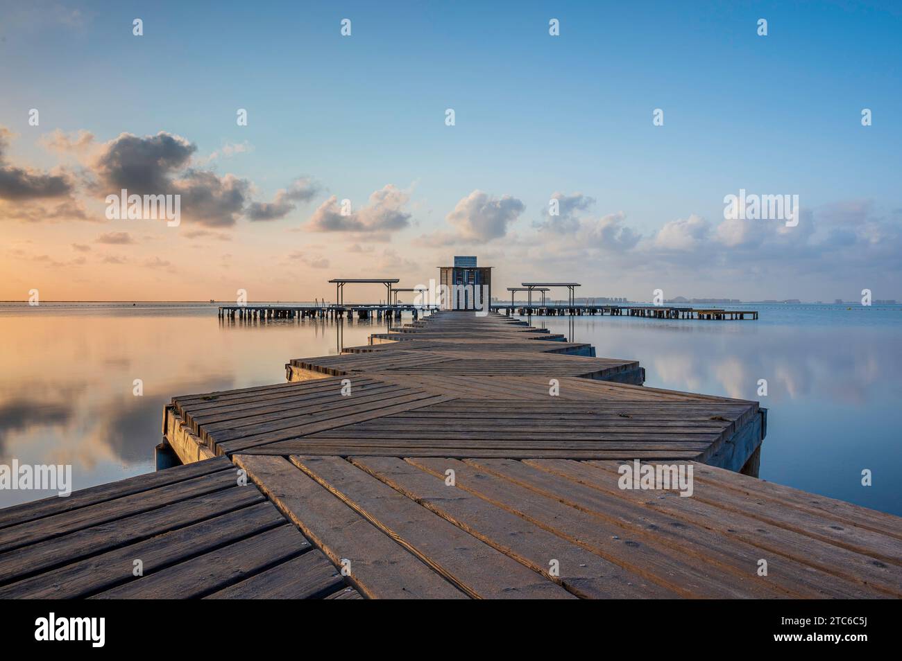 Wooden Jetty, der bei Sonnenaufgang in den Mar Menor in Südspanien reicht. Lange Exposition, um das Meer zu glätten Stockfoto