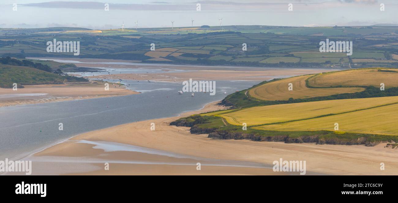 Ebbe an der Kamelmündung in der Nähe von Padstow, Cornwall, England. Sommer (Juni) 2023. Stockfoto