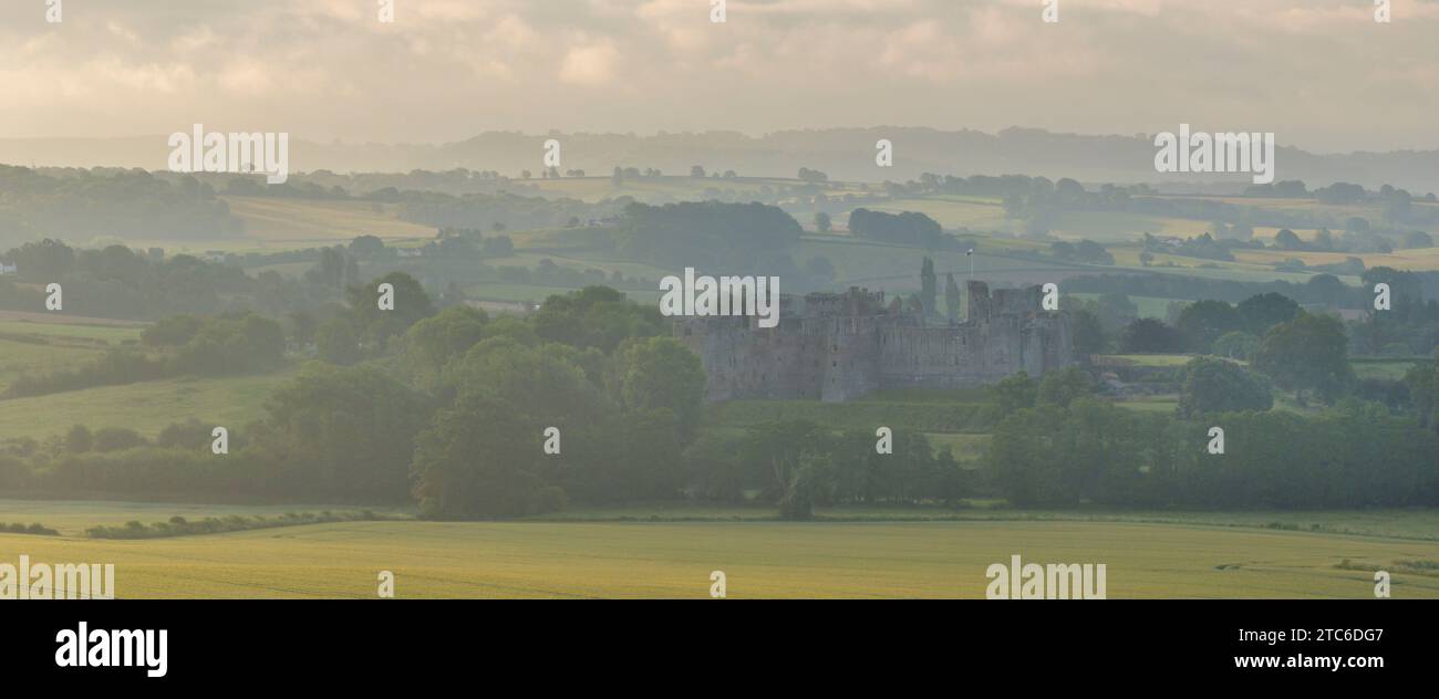 Die Ruinen von Raglan Castle an einem nebeligen Morgen, Monmouthshire, Wales, Großbritannien. Sommer (Juni) 2023. Stockfoto
