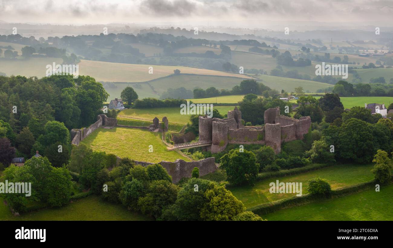 Blick aus der Vogelperspektive auf die Ruinen von White Castle (Llantilio Castle), einer der „drei Burgen“ in Monmouthshire, Wales. Sommer (Juni) 2023. Stockfoto