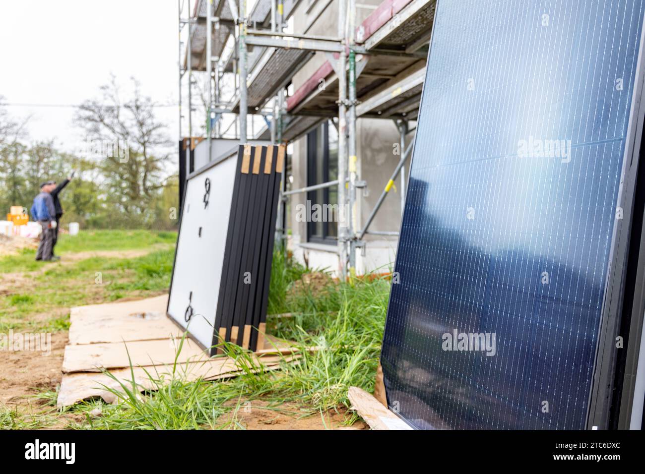Solarpaneele, die für die Installation auf einer Wohnbaustelle vorbereitet sind Stockfoto
