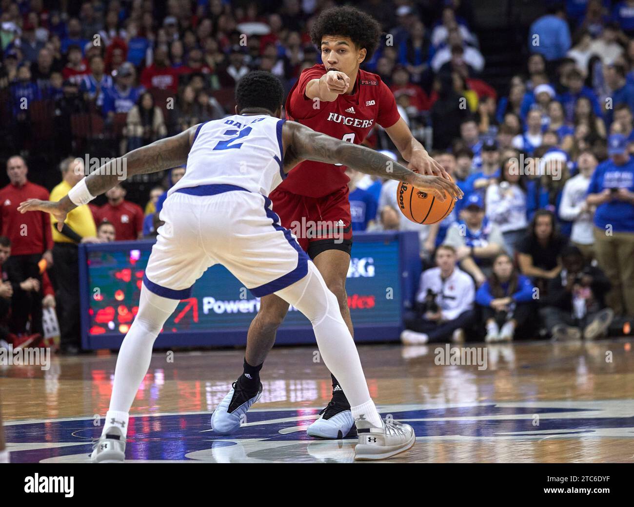 Derek Simpson (0), der als Seton Hall Pirates Guard Al-Amir Dawes (2) während des Basketballspiels Garden State Hardwood Classic im Prudential Center in Newark, New Jersey am Samstag, den 9. Dezember 2023 verteidigt. Duncan Williams/CSM (Bild: © Duncan Williams/Cal Sport Media) Stockfoto