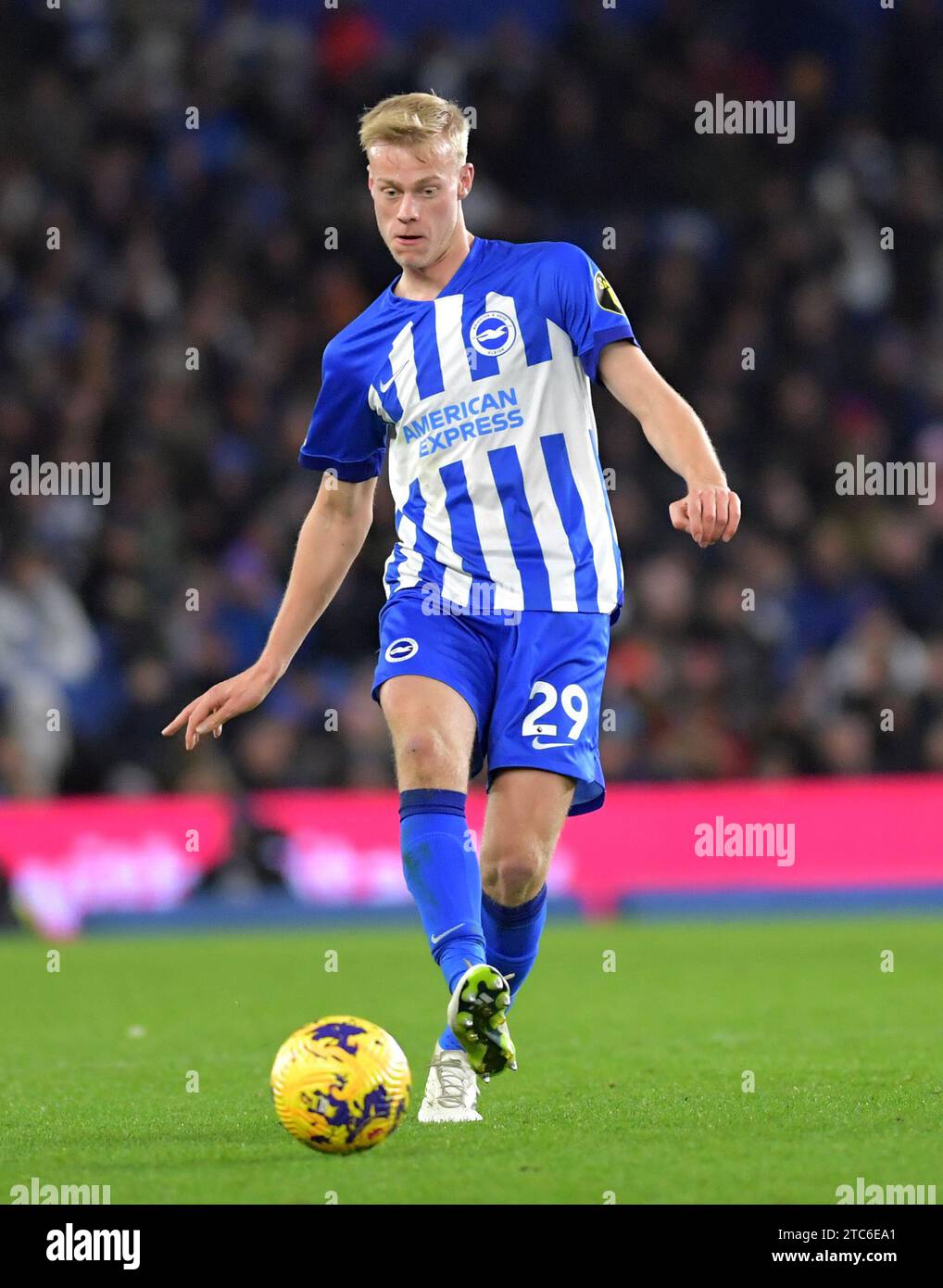 Jan Paul van Hecke aus Brighton während des Premier League-Spiels zwischen Brighton und Hove Albion und Burnley im American Express Stadium , Brighton , Großbritannien - 9. Dezember 2023 Foto Simon Dack / Teleobjektive nur redaktionelle Verwendung. Kein Merchandising. Für Football Images gelten Einschränkungen für FA und Premier League, inc. Keine Internet-/Mobilnutzung ohne FAPL-Lizenz. Weitere Informationen erhalten Sie bei Football Dataco Stockfoto