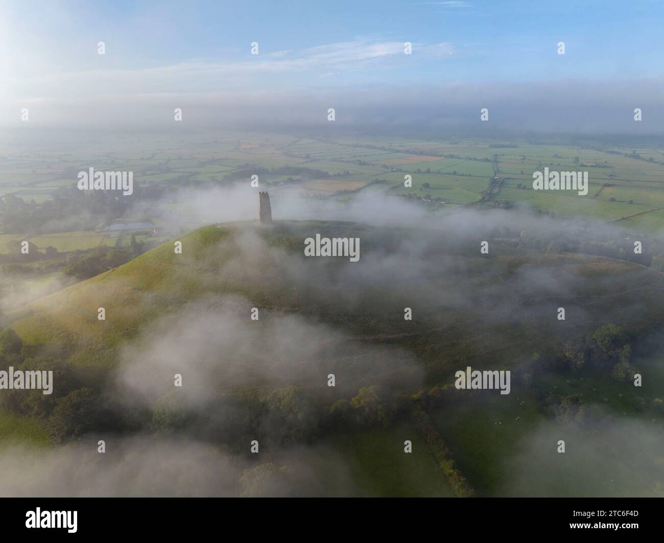 Nebel hüllt Glastonbury Tor an einem Sommermorgen, Glastonbury, Somerset, England. Sommer (August) 2023. Stockfoto