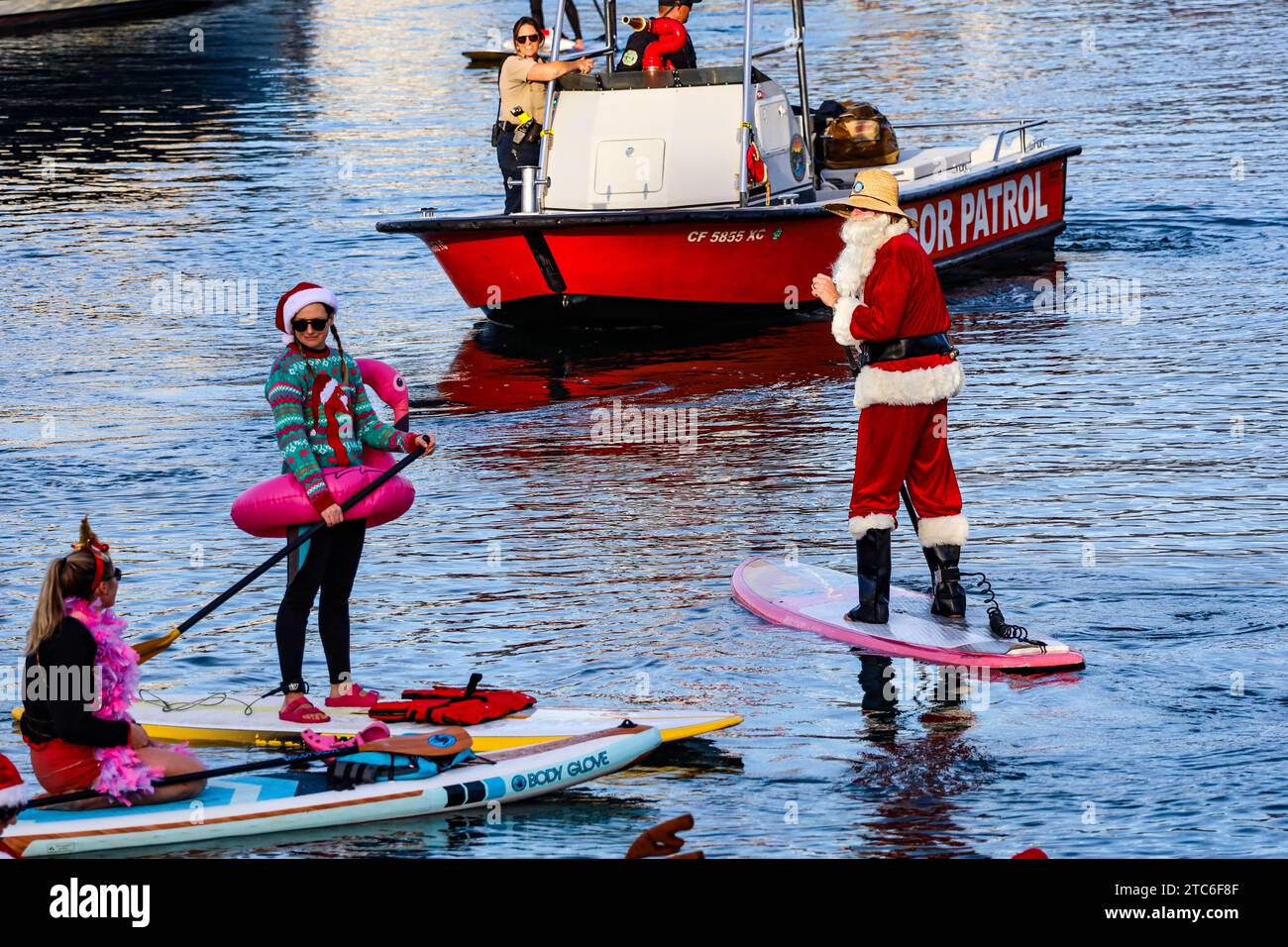 Santa Barbara, Kalifornien, USA, 10. Dezember 2023. PARADE OF LIGHTS KAYAK & SUP fand am 10. Dezember 2023 im Santa Barbara Harbor statt, als Teil des Parade of Lights Festival. Dutzende von Menschen, die als Santa und Elfen verkleidet waren und auf Paddelbrettern und Kajaks durch den Hafen fuhren. Santa Barbaras Hafenpatrouille sorgte dafür, dass alle sicher waren. (Kreditbild: © Amy Katz/ZUMA Press Wire) NUR REDAKTIONELLE VERWENDUNG! Nicht für kommerzielle ZWECKE! Quelle: ZUMA Press, Inc./Alamy Live News Stockfoto