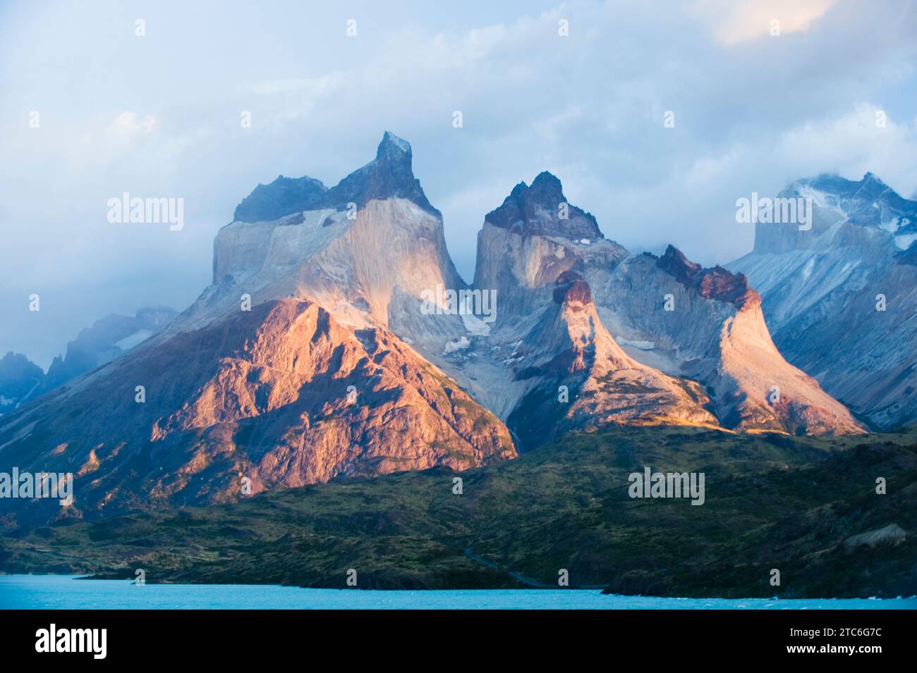 Sonnenaufgang auf dem Cuernos Del Paine im Las Torres Del Paine Nationalpark, Chile. Stockfoto