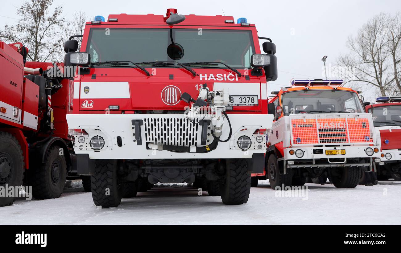 Der TATRA FORCE 10x10 alias Pond Feuerwehrwagen nimmt am größten Tatra Truck Meeting Teil, das in das tschechische Buch der Rekorde aufgenommen wurde, in Libros, Ostrava, 10. Dezember 2023. (CTK Foto/Petr Sznapka) Stockfoto