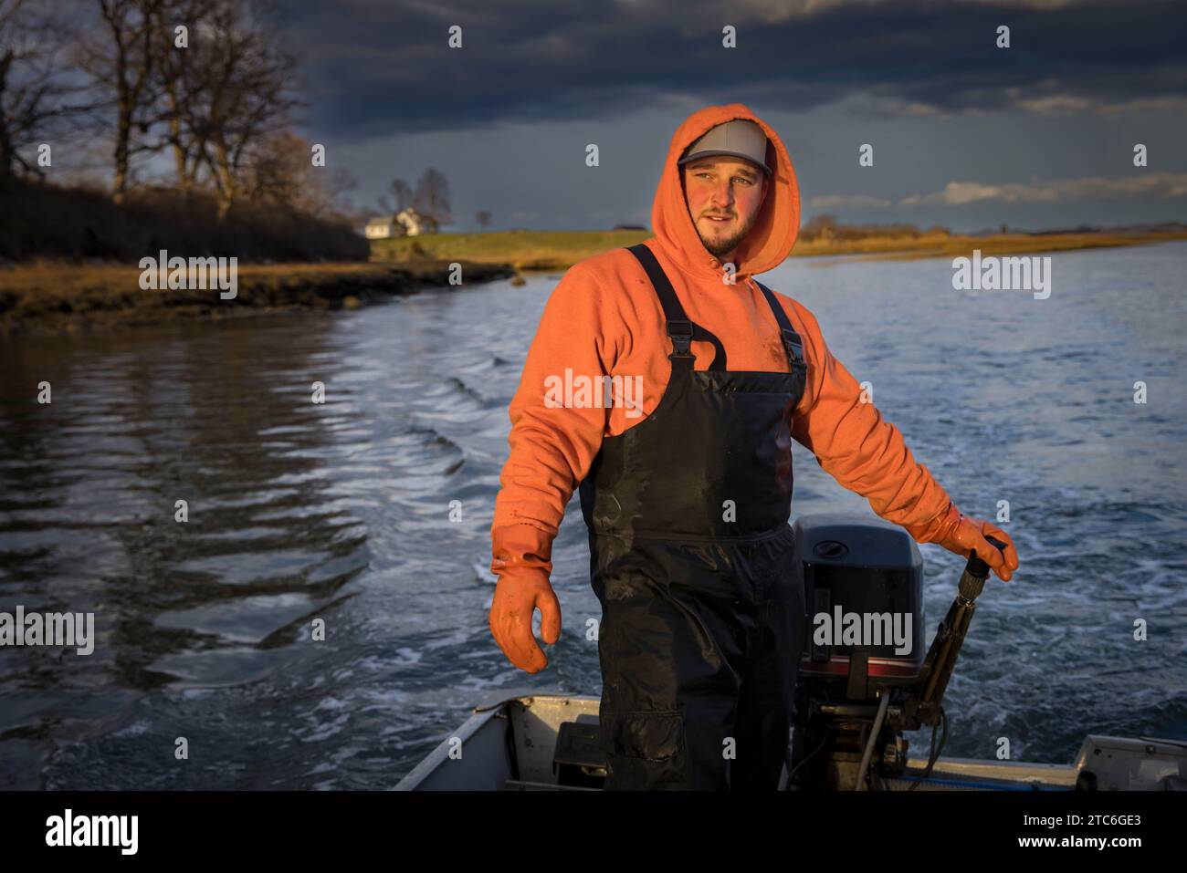 Kommerzieller Fischer im Fischerboot mit stürmischem Himmel Stockfoto