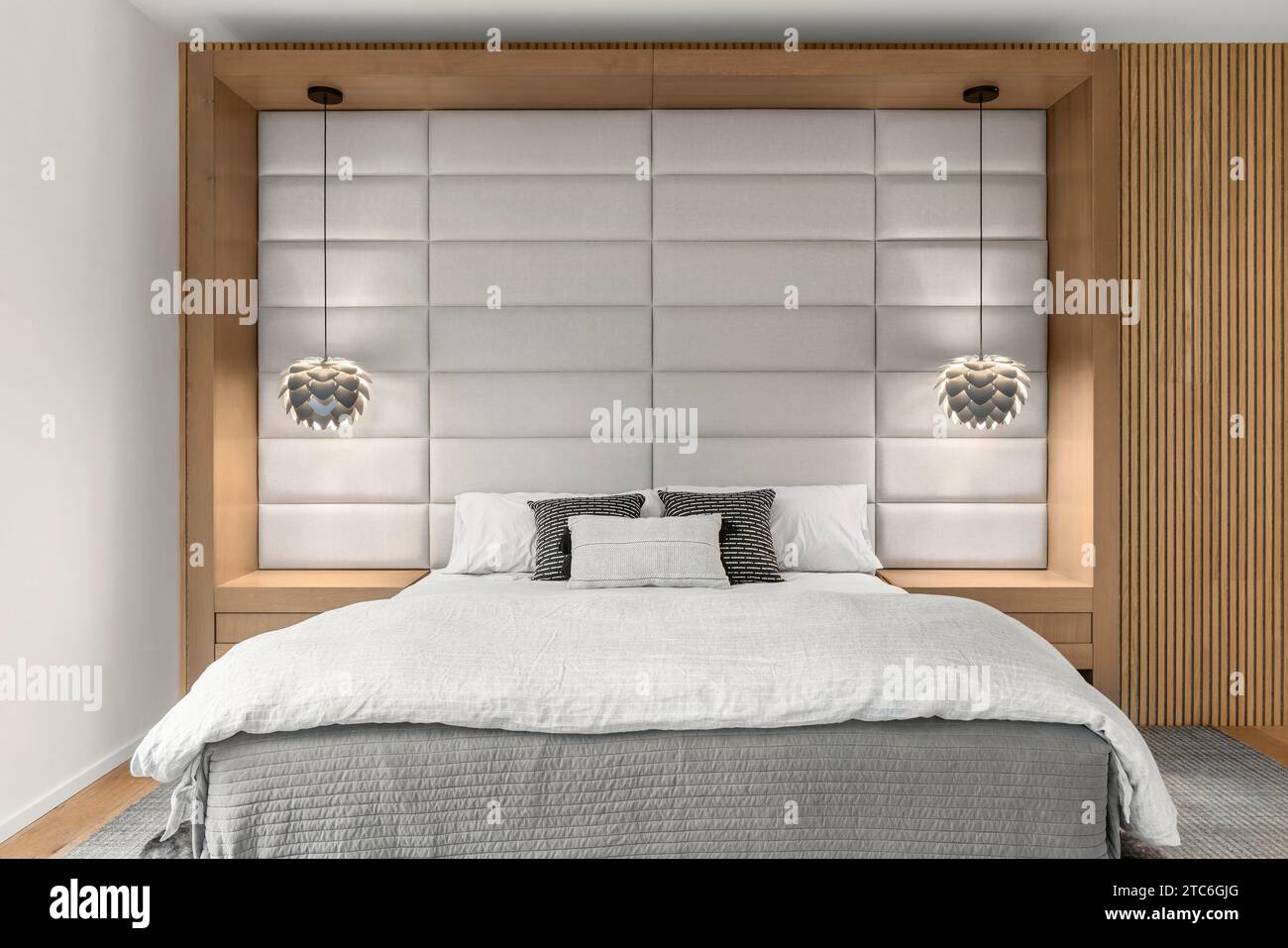 Schlafzimmerdetails in neuem Luxus-Haus Stockfoto