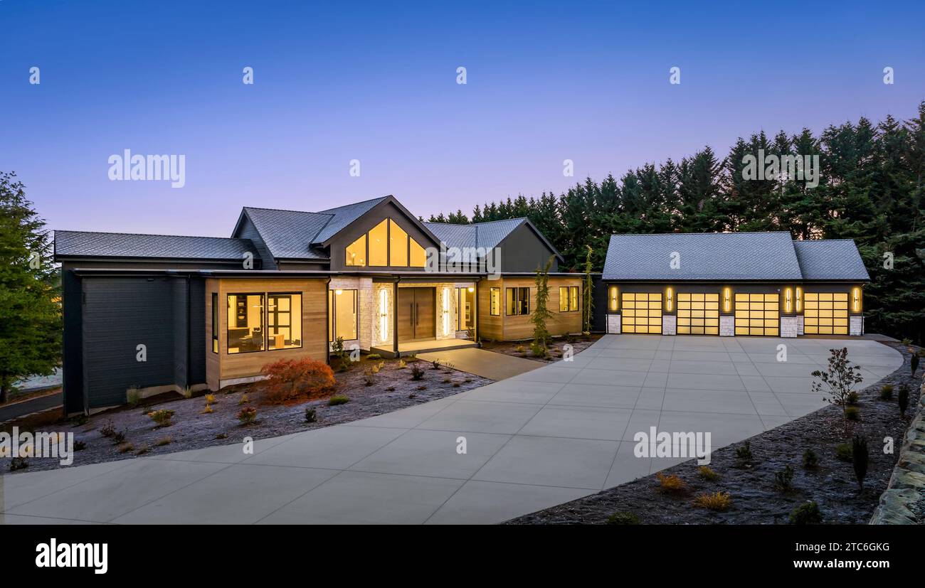 Neues luxuriöses Wohnhaus im zeitgenössischen Stil bei Dämmerung Stockfoto