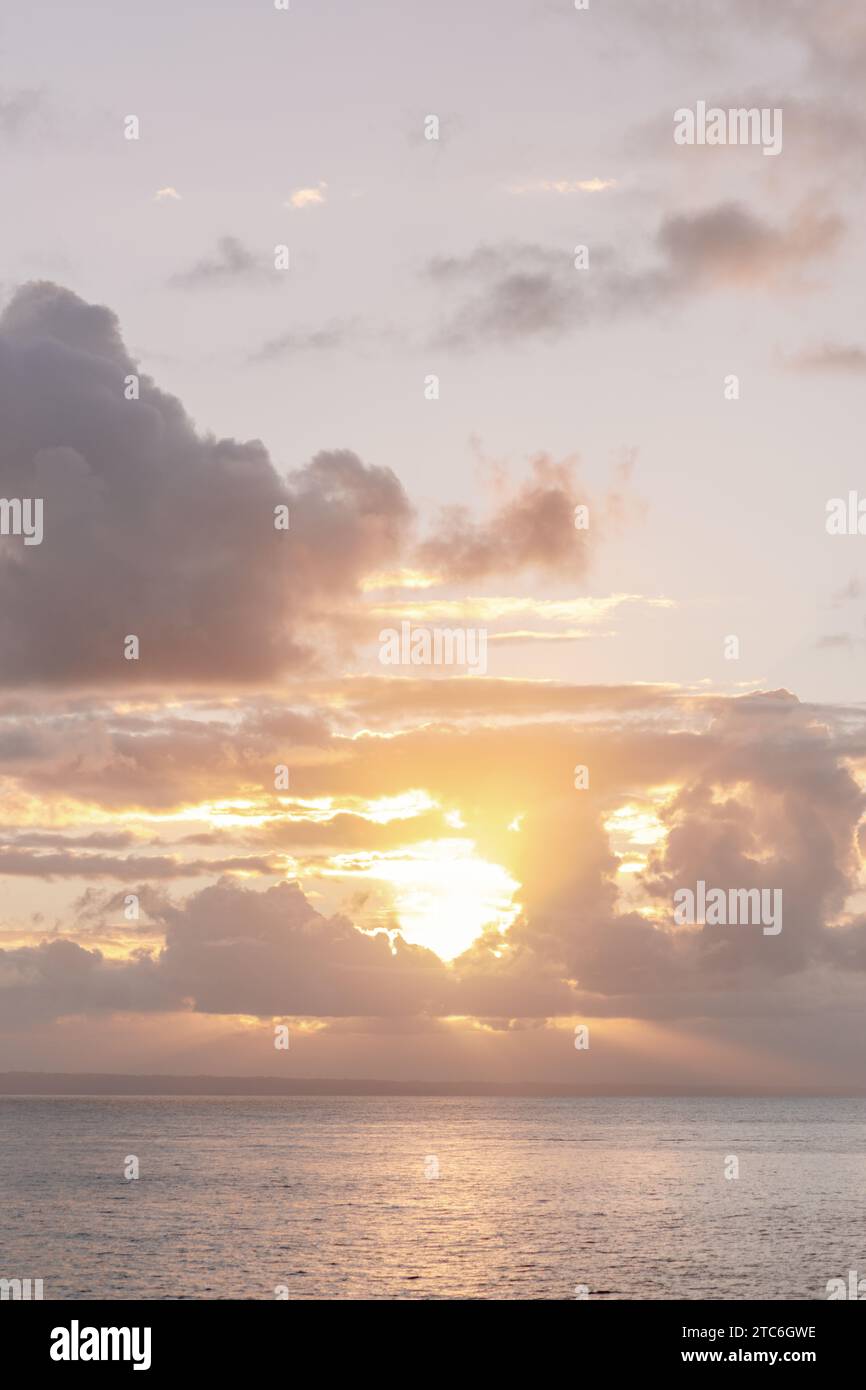 Leuchtend violett Sonnenuntergang: Ruhiges Meer, warme Töne, malerische Wolken. Stockfoto