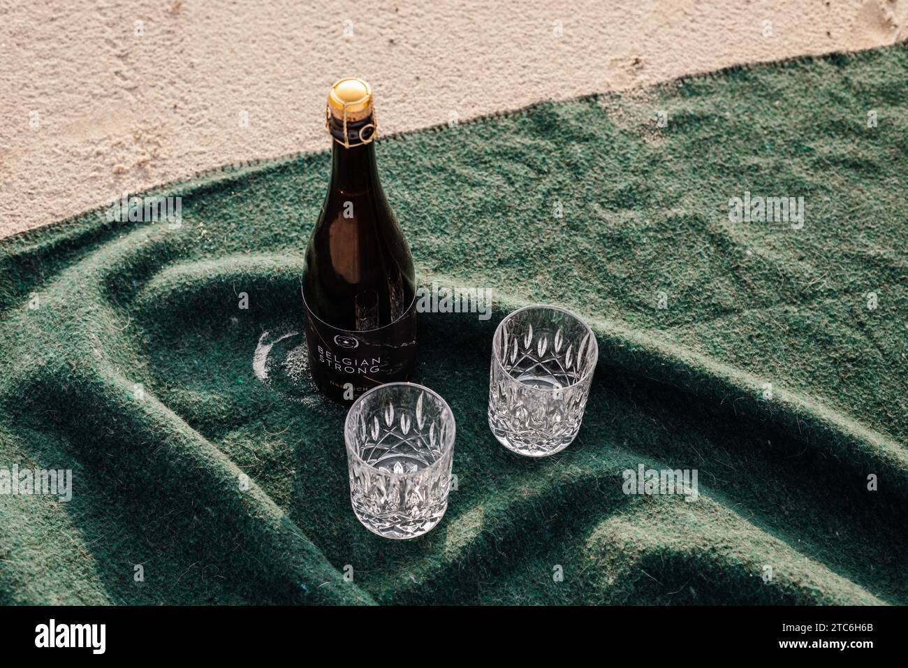 Kristallgläser für Bier am Strand Stockfoto