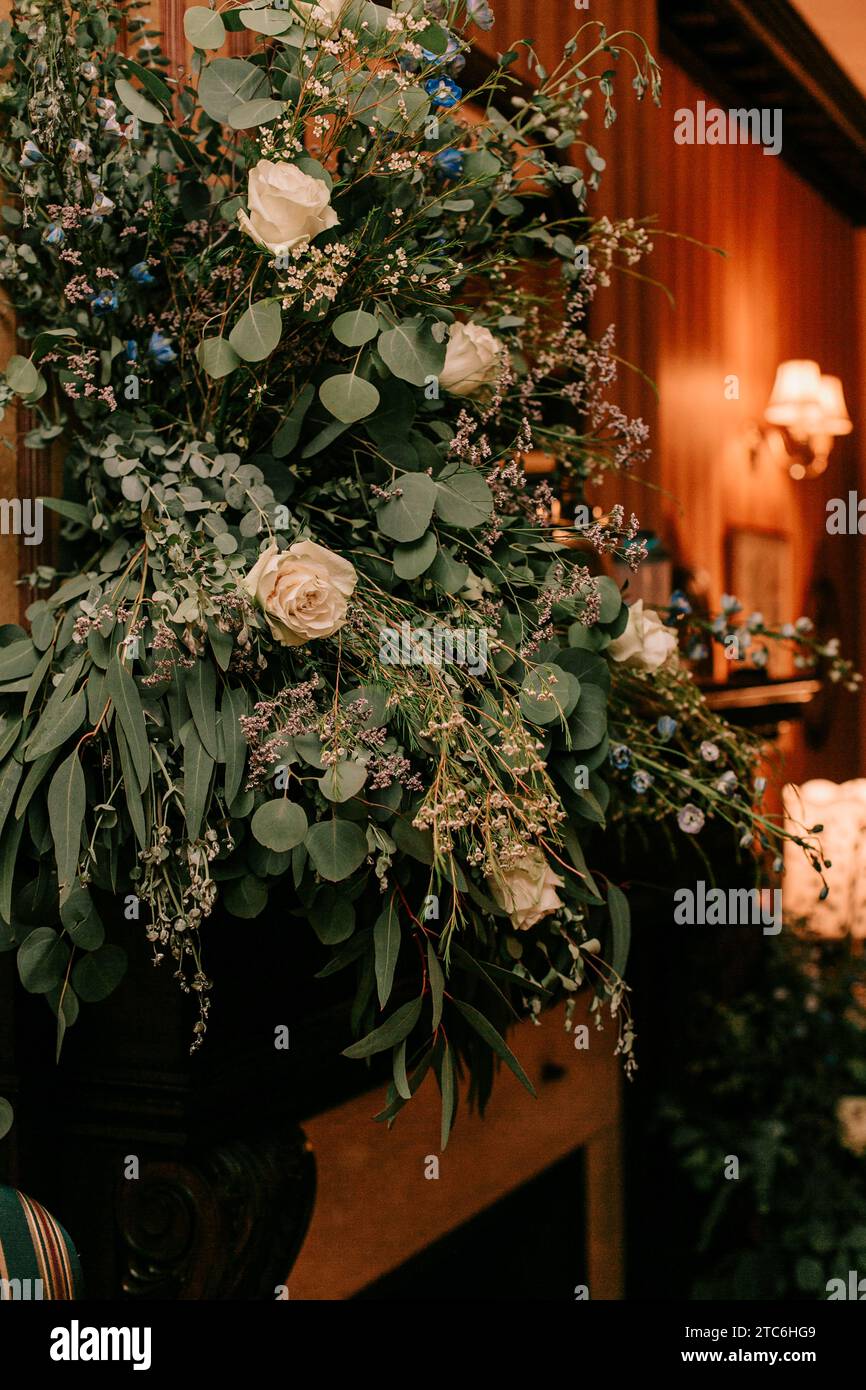 Hochzeitsfloralen in einem stimmungsvollen Empfang Stockfoto