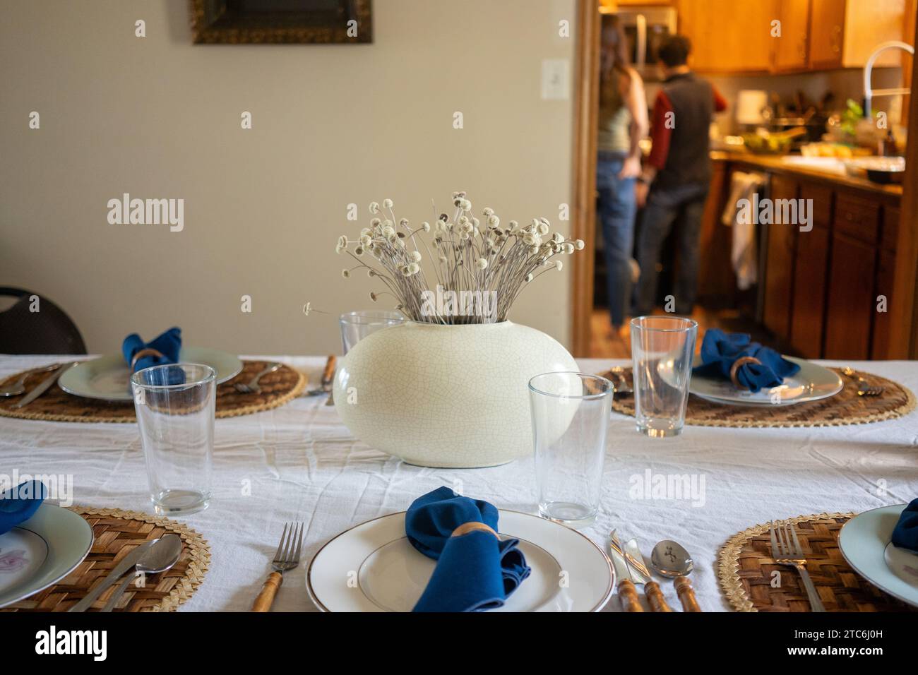 Festliche Tischdekoration in Blau und weiß mit einem getrockneten Blumenaufsatz Stockfoto