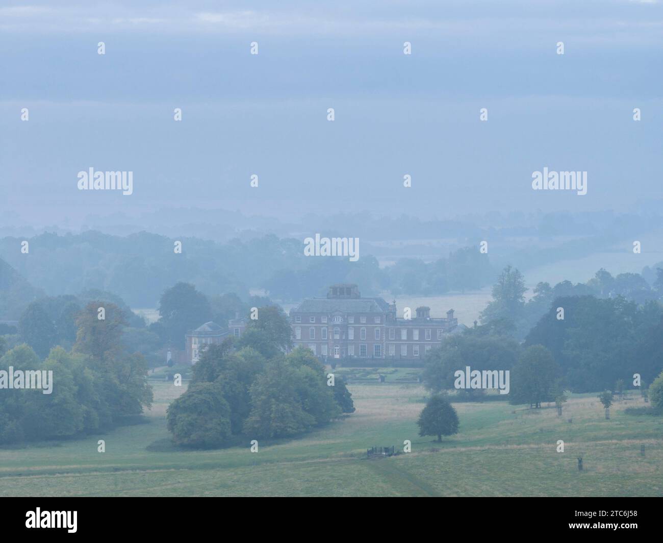 Wimpole Hall an einem nebeligen Herbstmorgen, Cambridgeshire, England. Herbst (September) 2023. Stockfoto