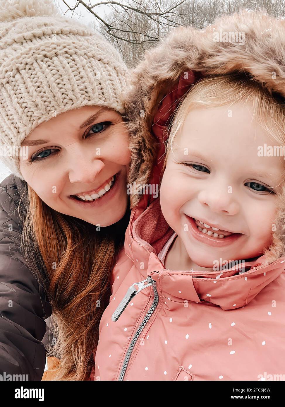 Mama und Tochter Winterselfie im Schnee Stockfoto