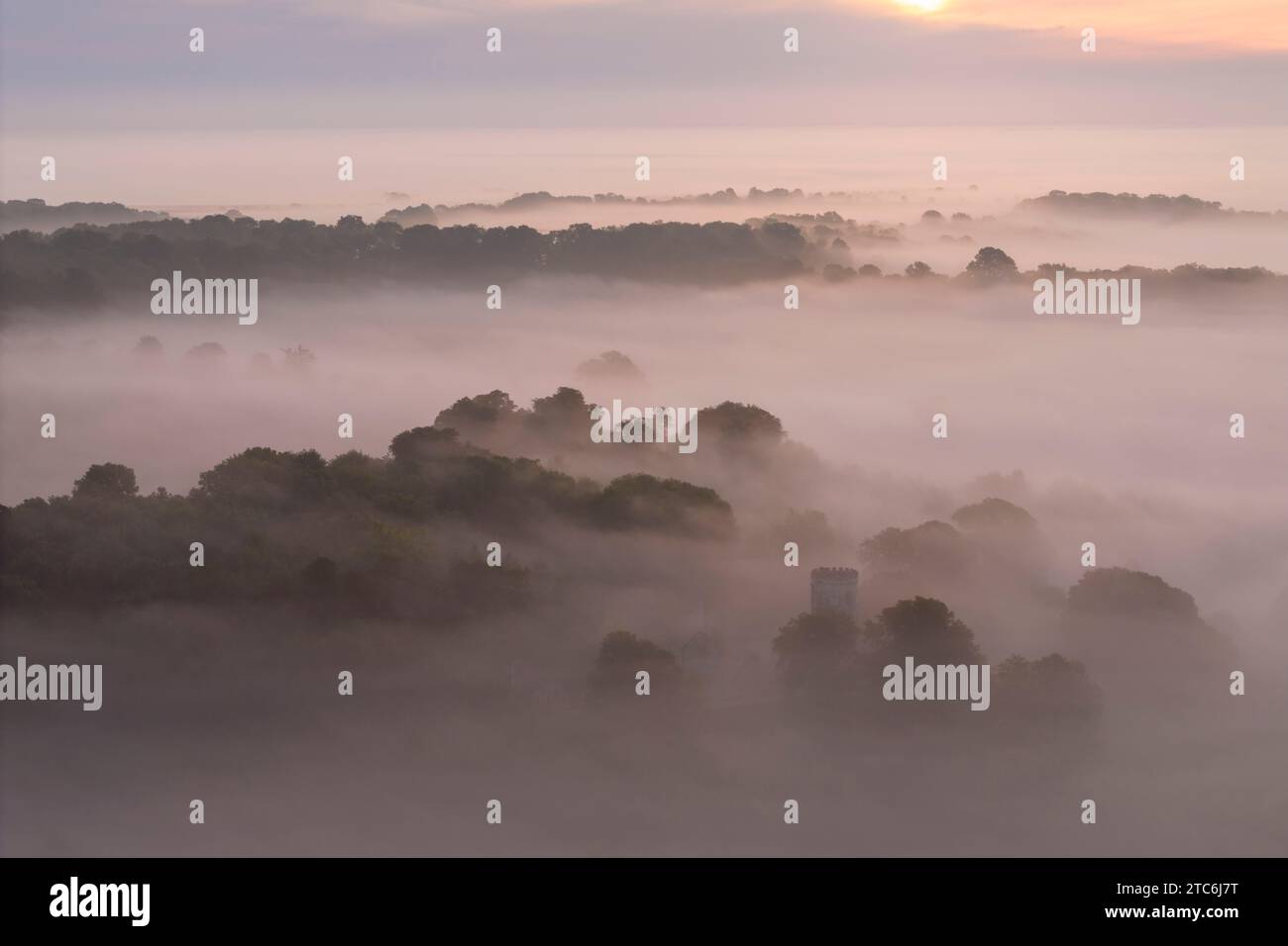 Aus der Vogelperspektive eines nebeligen Sonnenaufgangs am Wimpole Castle, einer Torheit aus dem 18. Jahrhundert auf dem Wimpole Estate, Cambridgeshire, England. Herbst (September) 2023. Stockfoto
