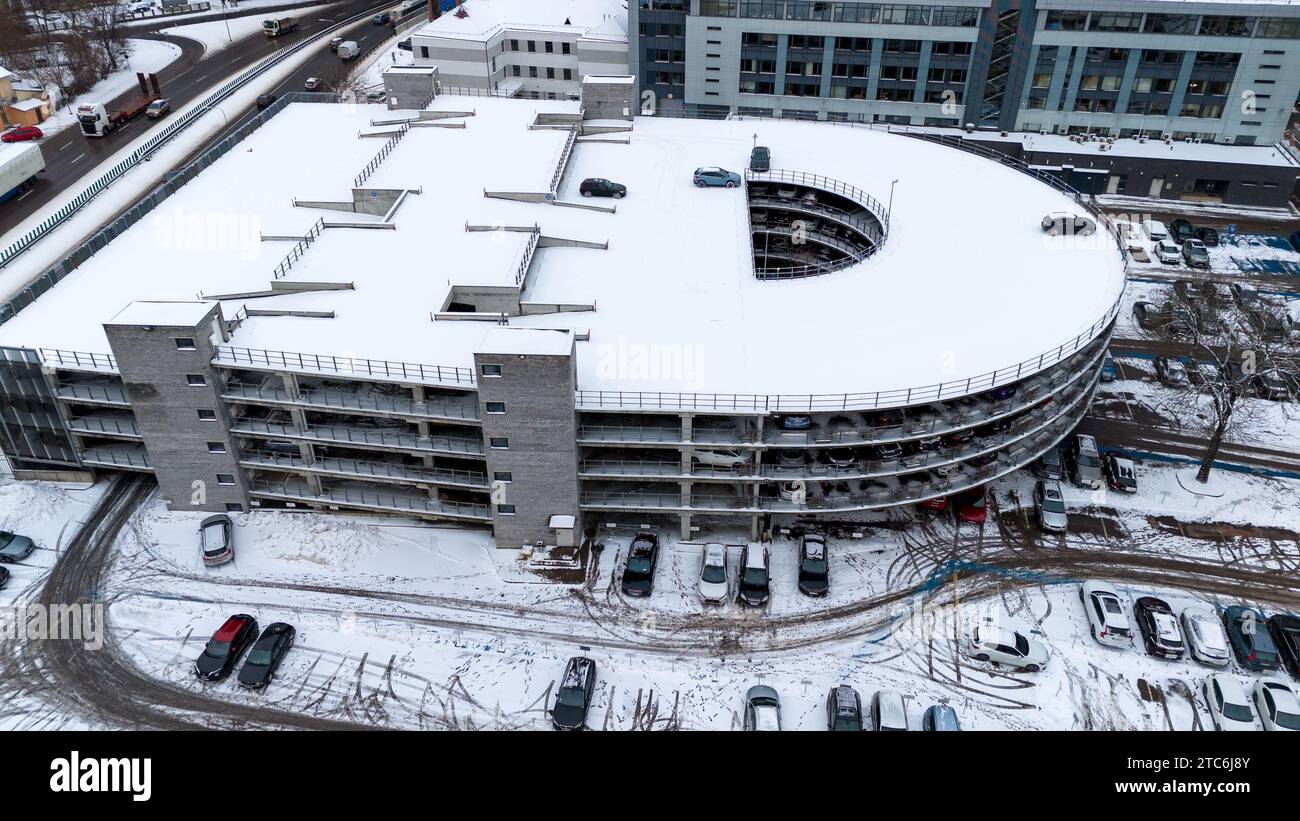 Drohnenfotografie eines mehrstöckigen Parkplatzes in einer Stadt am Wintertag Stockfoto