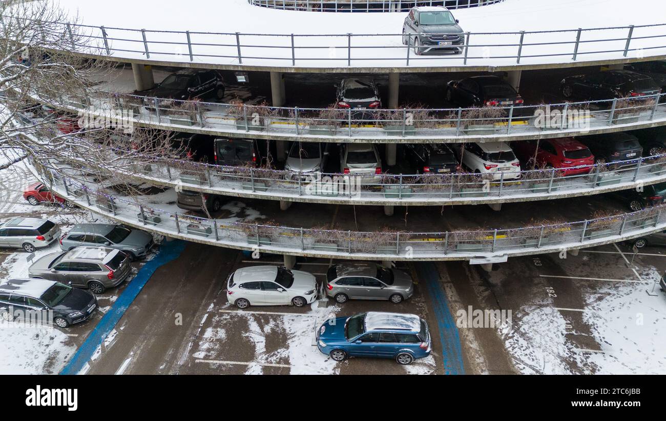 Drohnenfotografie eines mehrstöckigen Parkplatzes in einer Stadt am Wintertag Stockfoto