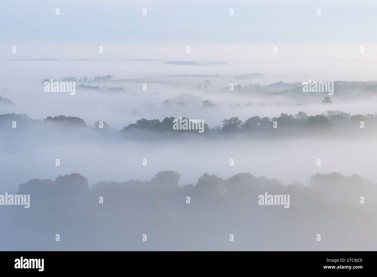 Nebel umhüllte die Landschaft bei Sonnenaufgang in der Nähe von Wimpole in Cambridgeshire, England. Herbst (September) 2023. Stockfoto
