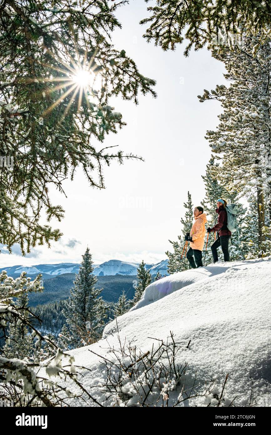 Zwei Schneeschuhwanderinnen In Alberta Foothills Stockfoto
