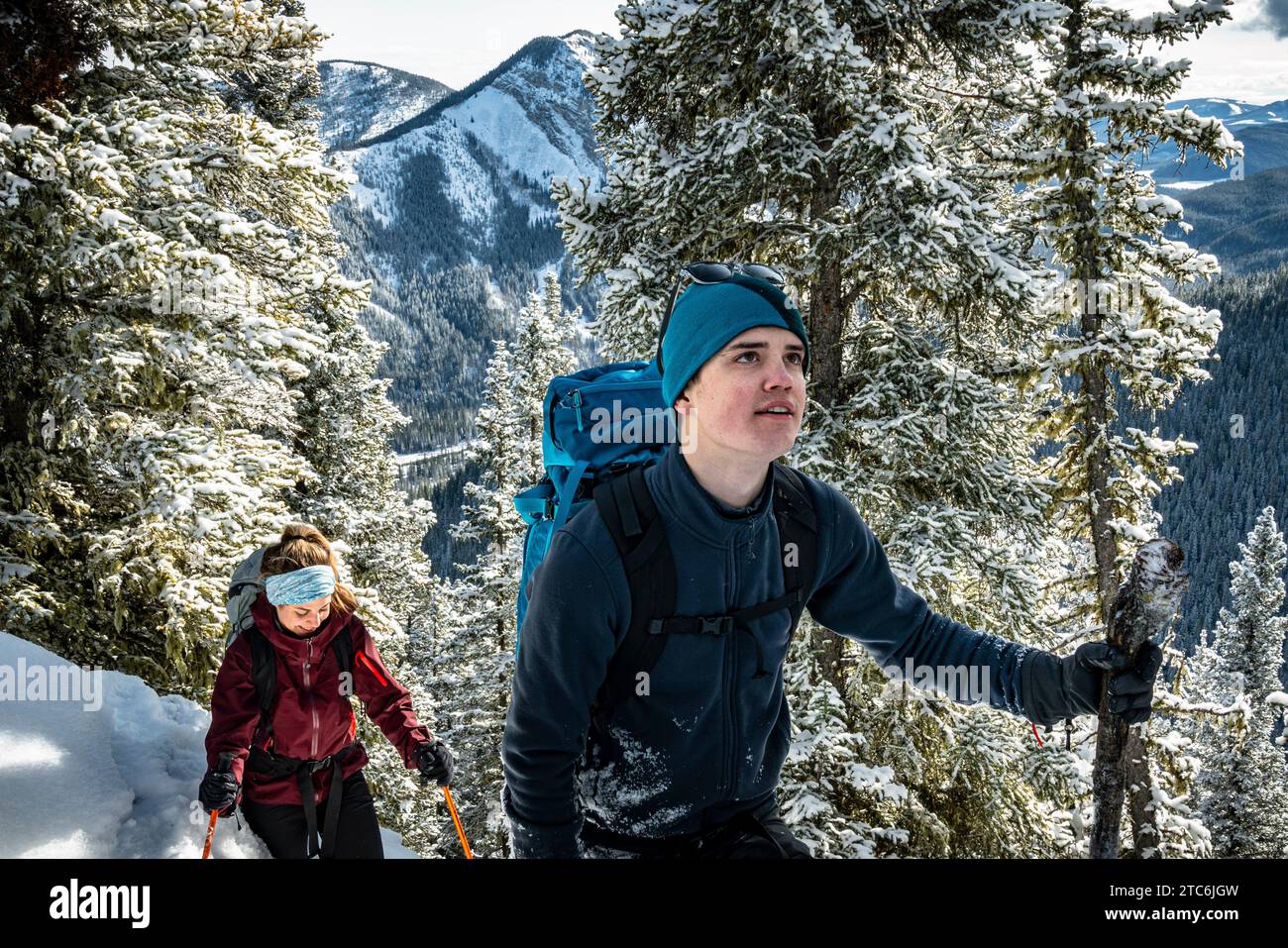 Zwei Schneeschuhwanderer Klettern Im Winter Auf Den Berg Stockfoto