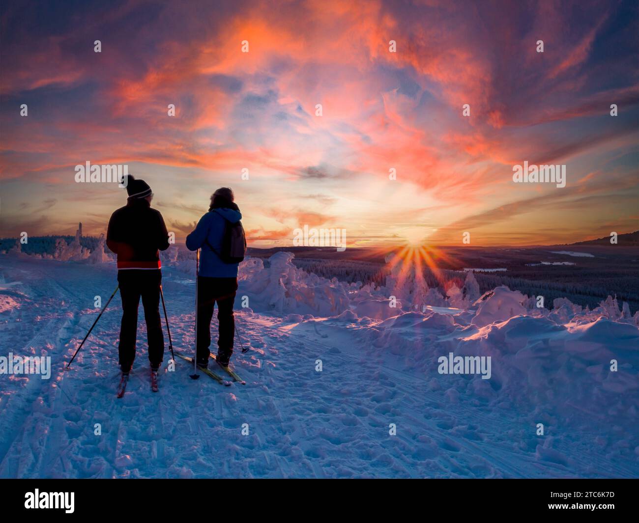 Wintersportler bei Sonnenuntergang auf dem Fichtelberg in sachsen, deutschland Stockfoto